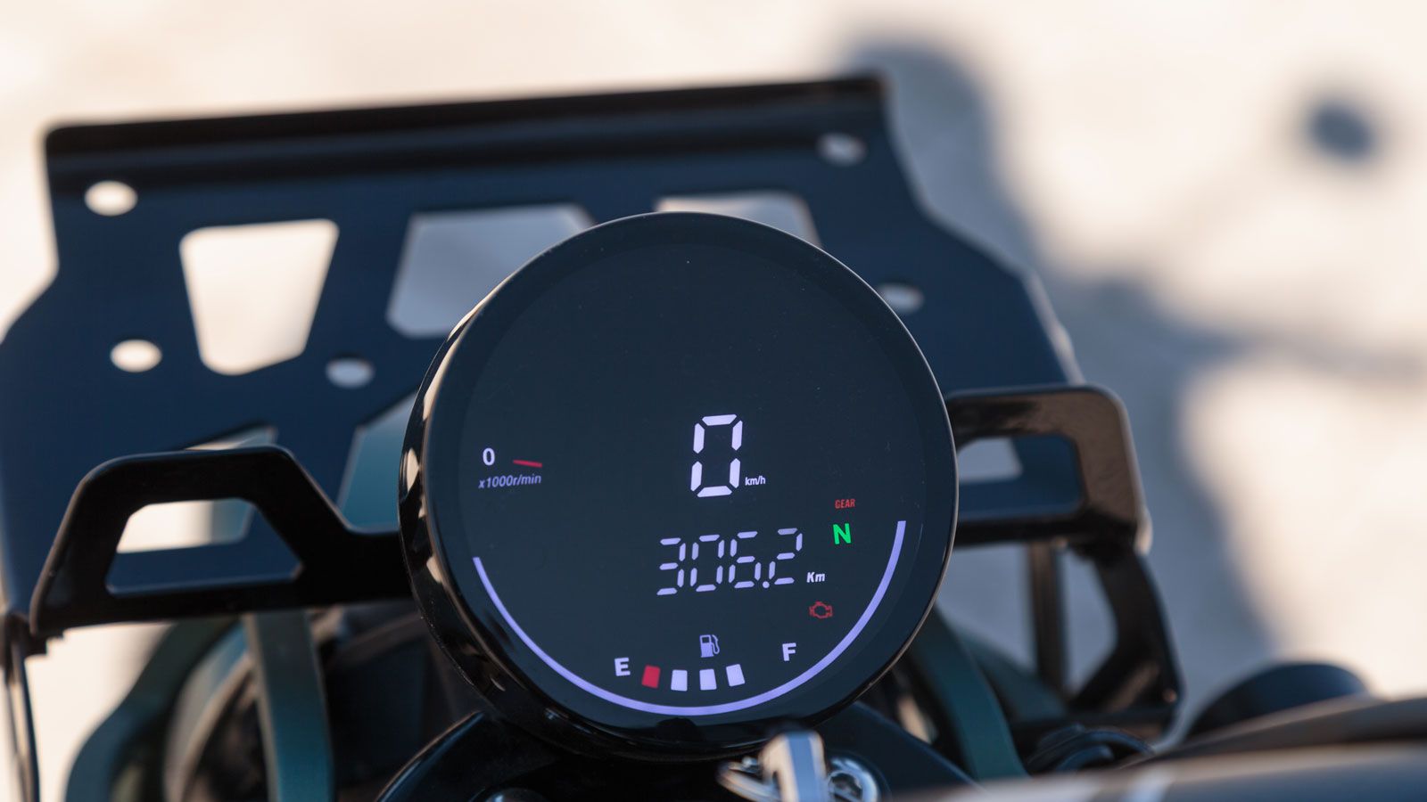 Στο cockpit δεσπόζει μια μικρή ψηφιακή οθόνη, η οποία προσφέρει αποκλειστικά τις βασικές ενδείξεις, χωρίς περιττή πληροφορία.