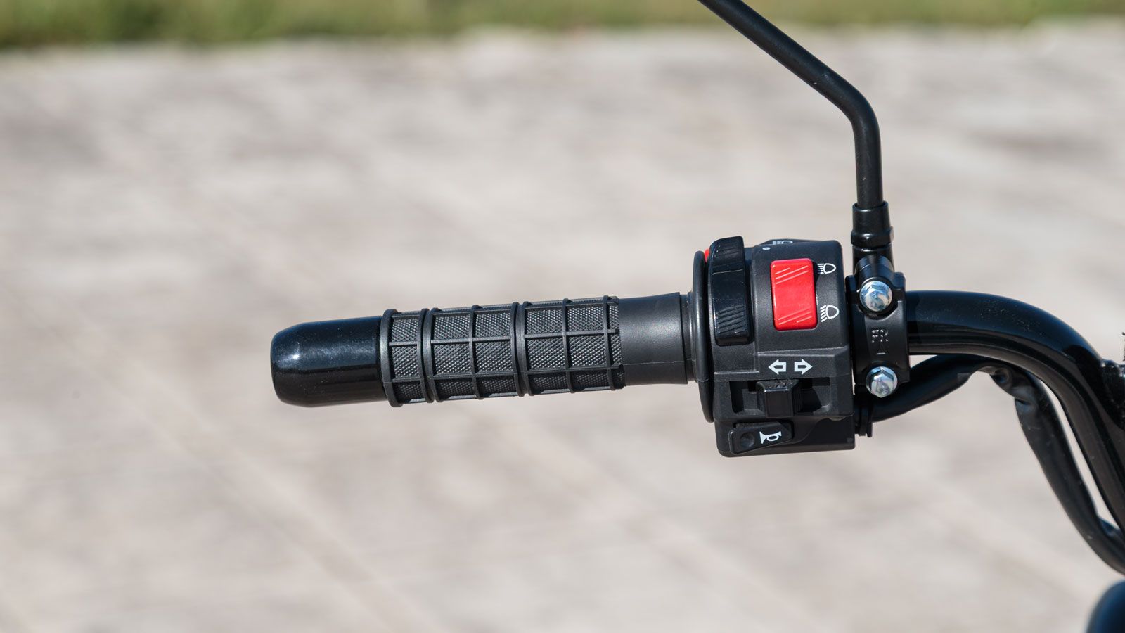 Οι διακόπτες στο τιμόνι έχουν μόνο τα απολύτως απαραίτητα – κόρνα, φλας και φώτα