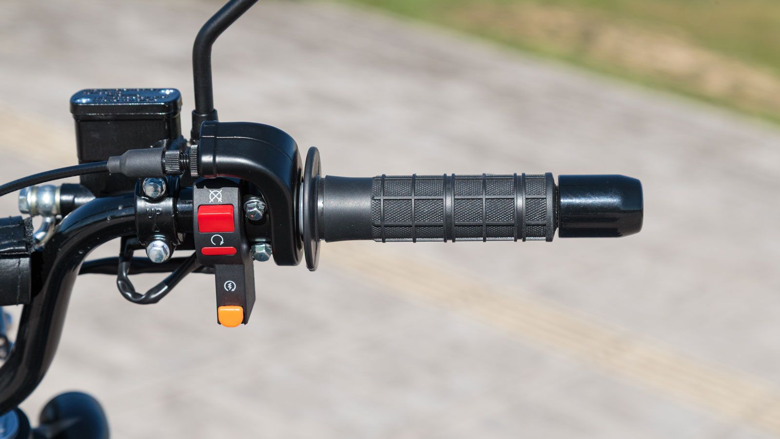 Οι διακόπτες στο τιμόνι έχουν μόνο τα απολύτως απαραίτητα – κόρνα, φλας και φώτα