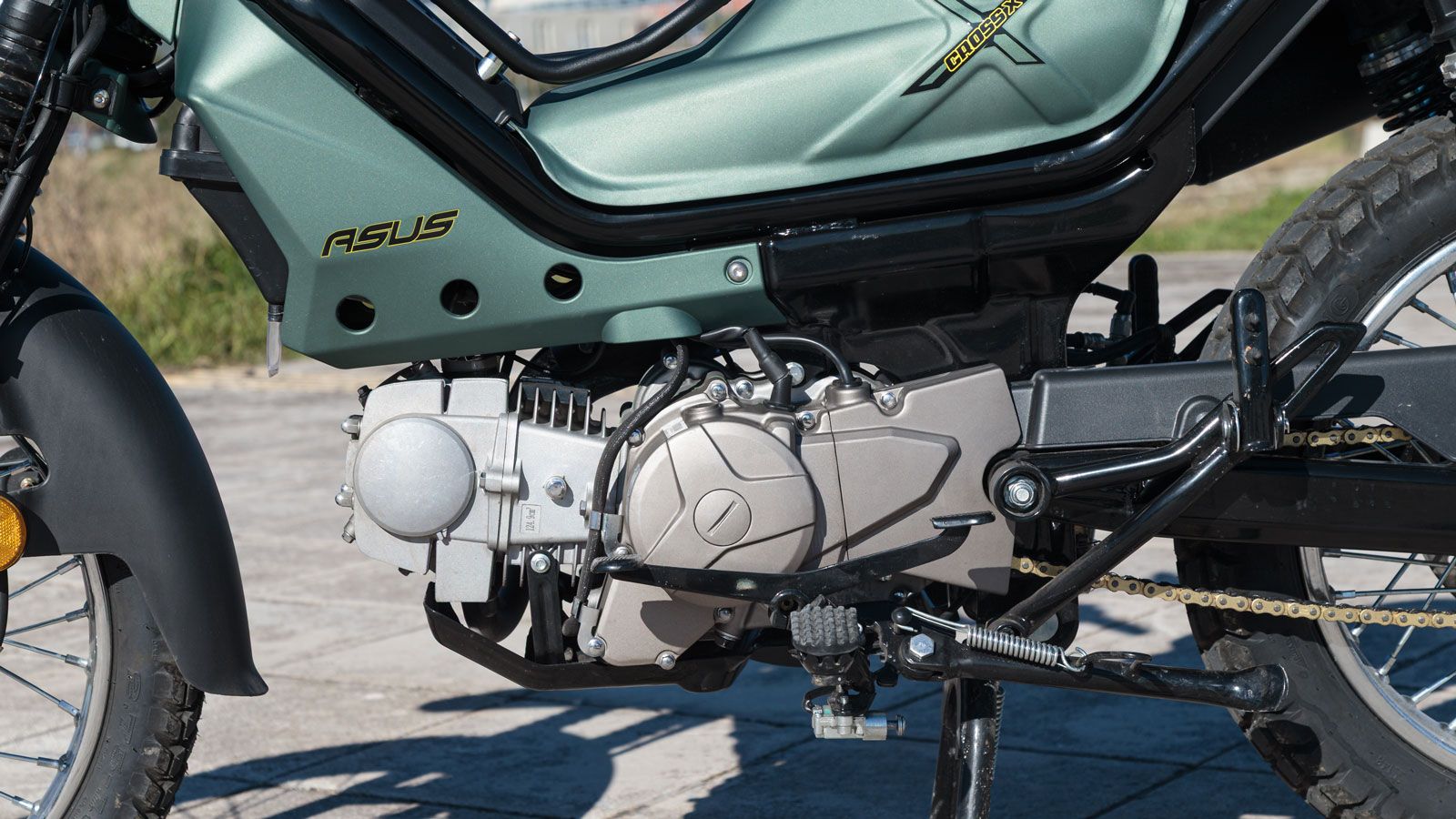 Ο κινητήρας συνεργάζεται με κιβώτιο 4 σχέσεων και χρησιμοποιεί φυγοκεντρικό σύστημα συμπλέκτη, όπως στα κλασικά παπιά, χωρίς μανέτα συμπλέκτη