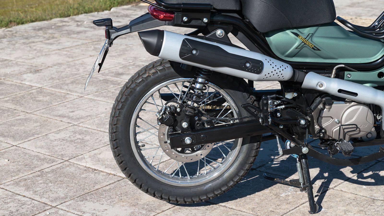 Οι αναρτήσεις ακολουθούν την ίδια λογική αντοχής και απλότητας. Στο εμπρός μέρος συναντάμε τηλεσκοπικό πιρούνι με προστατευτικές φυσούνες, επιλογή που