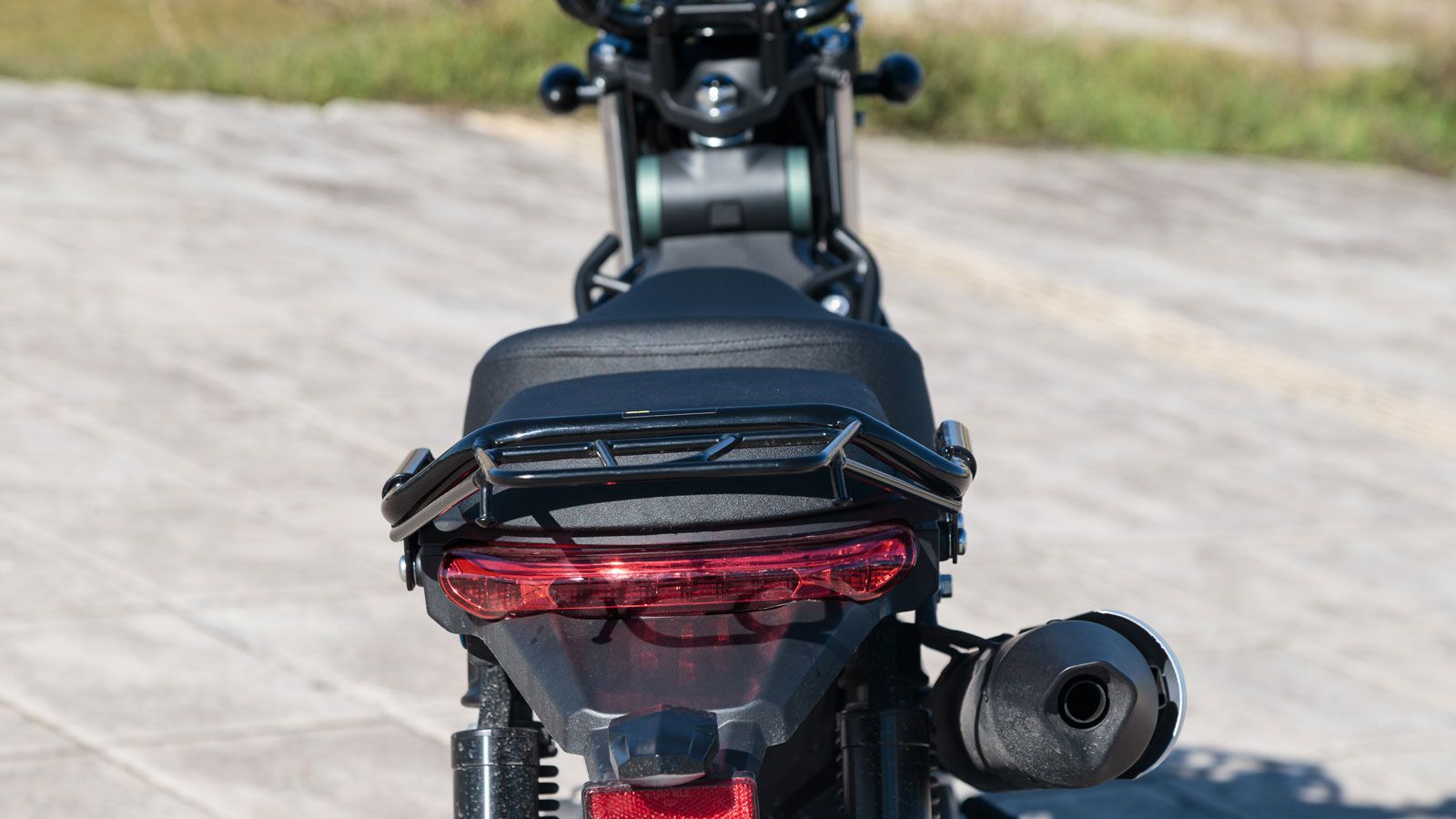 Το πίσω LED φωτιστικό σώμα ισορροπεί επιτυχημένα ανάμεσα σε retro και μοντέρνο χαρακτήρα.