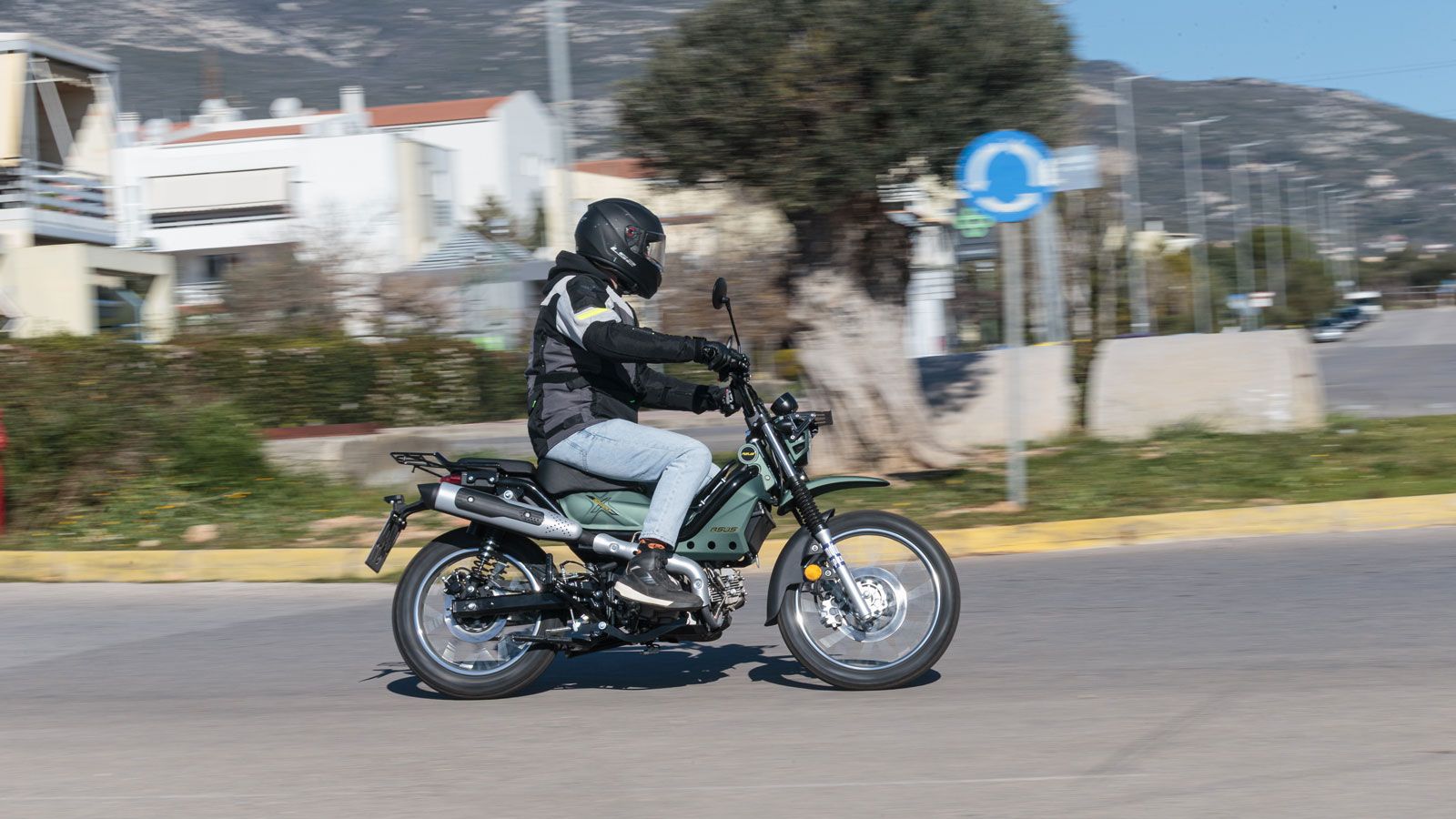 Στην αστική μετακίνηση, το Cross X χωράει παντού, στρίβει εύκολα και το χαμηλό του ύψος βοηθά απίστευτα μέσα στην κίνηση, ειδικά όταν τα φανάρια είναι