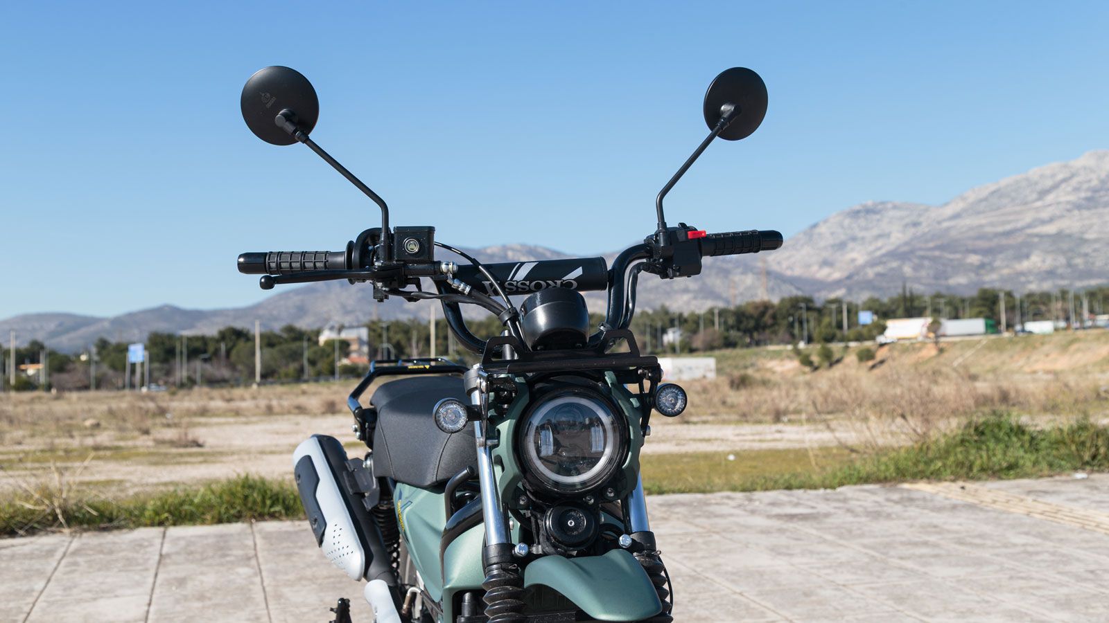 Οι στρογγυλοί καθρέφτες συμπληρώνουν την εικόνα, με την εξάτμιση να ξεκινά χαμηλά και να καταλήγει αρκετά ψηλά, προσθέτοντας έναν ξεκάθαρα «αλητεμένο»