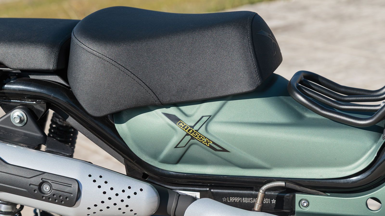 Και οι δύο θέσεις, οδηγού και συνεπιβάτη είναι άνετες για την κατηγορία, ακόμη και σε μεγαλύτερες διαδρομές από όσες θα περίμενε κανείς από ένα παπί. 