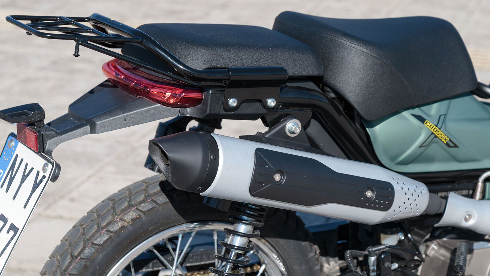 Σύμφωνα με τις μετρήσεις της δοκιμής μας, η κατανάλωση καυσίμου ανέρχεται στα 2,3 λίτρα/100 χλμ σε μεικτή χρήση, στοιχείο που τοποθετεί το Cross X 125