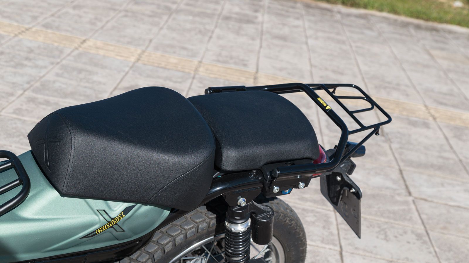 Στο πίσω μέρος υπάρχει ακόμη μία σχάρα, η οποία μπορεί να χρησιμοποιηθεί είτε για τη μεταφορά αντικειμένων είτε για την τοποθέτηση TopBox, ολοκληρώνον