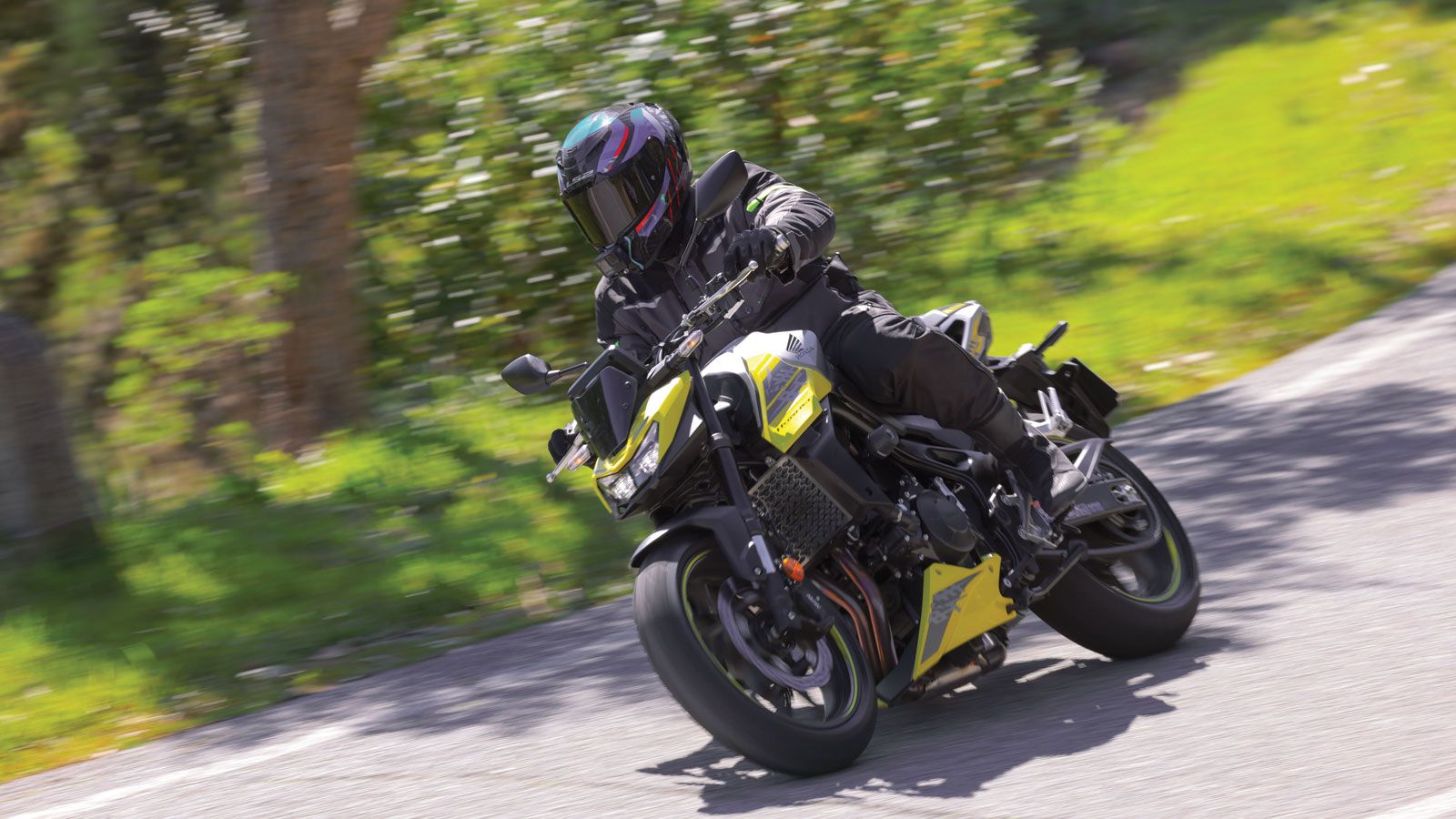 Περνώντας στη δεύτερη γενιά του, το E-Clutch συνεργάζεται πλέον με ηλεκτρόγκαζο και ενσωματώνεται πλήρως στο συνολικό πακέτο ηλεκτρονικών της μοτοσυκλ