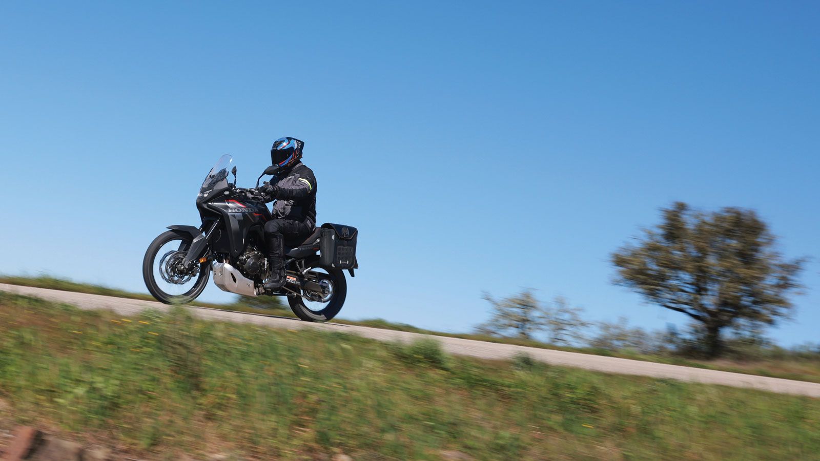 Αυτό που έχει πραγματική σημασία είναι ότι, παρότι η φιλοσοφία των δύο μοντέλων διαφέρει, το E-Clutch καταφέρνει να “κουμπώσει” απόλυτα στ