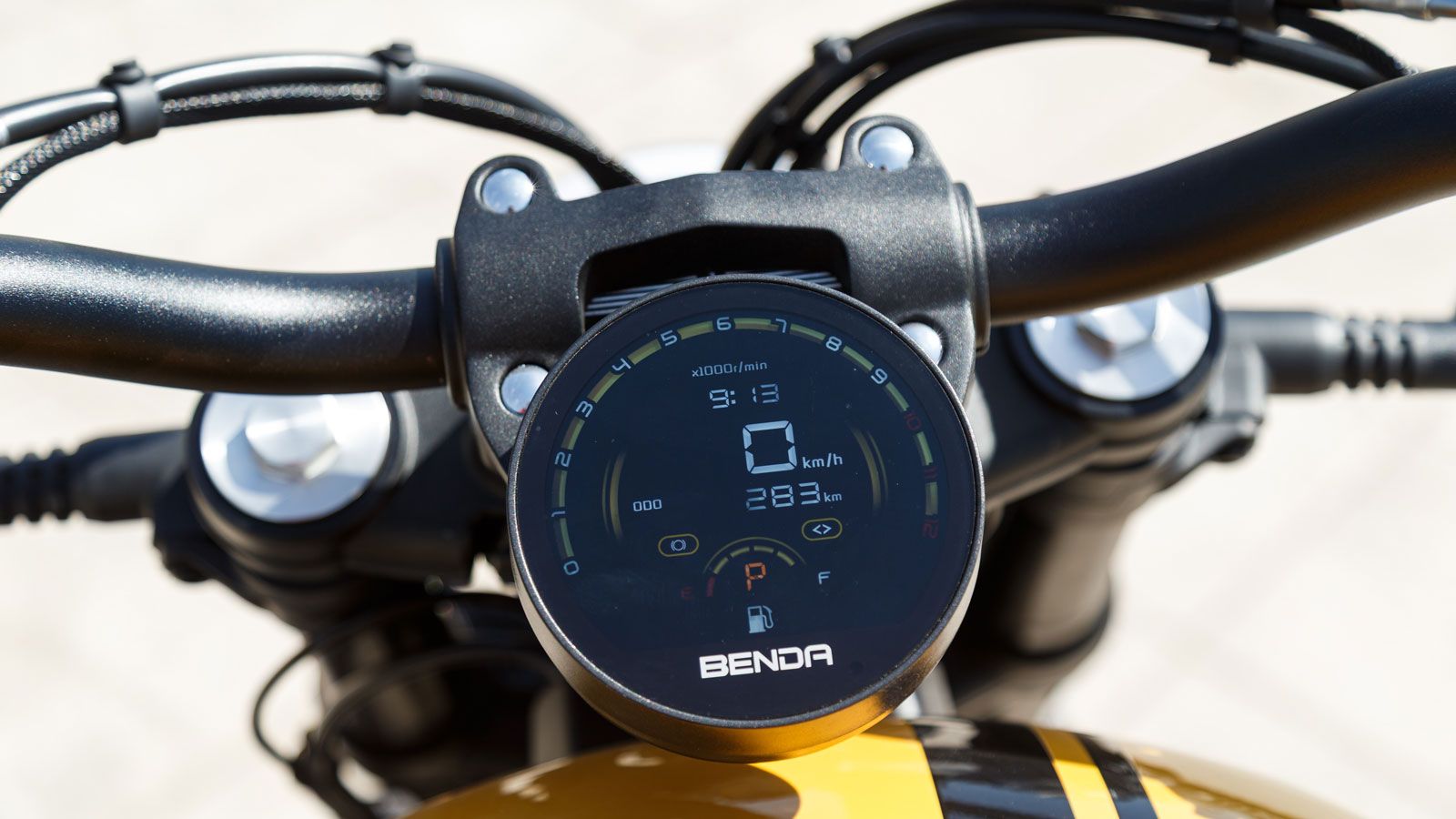 Στο cockpit βρίσκουμε ευανάγνωστη κυκλική LCD οθόνη με βασικές πληροφορίες, ενώ η ύπαρξη θύρας USB (Type A και Type C) ενισχύει τη χρηστικότητα στην κ
