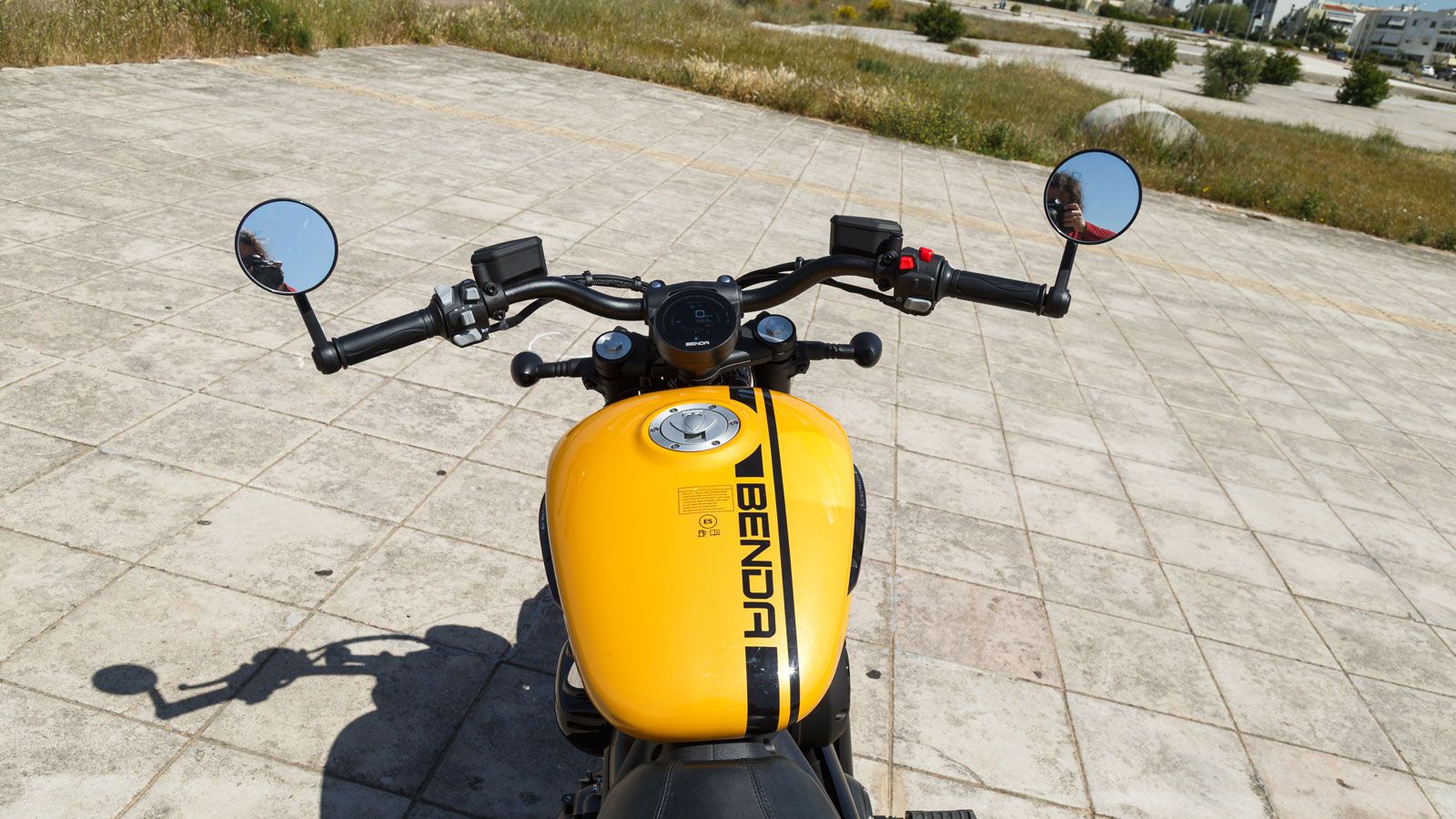 Το ρυθμιζόμενο τιμόνι συμφωνεί στο κομμάτι της άνεσης, όπου είναι κοντά στα χέρια σου και δεν χρειάζεται να σκύψεις όπως σε πιο sport cruiser μοτοσυκλ
