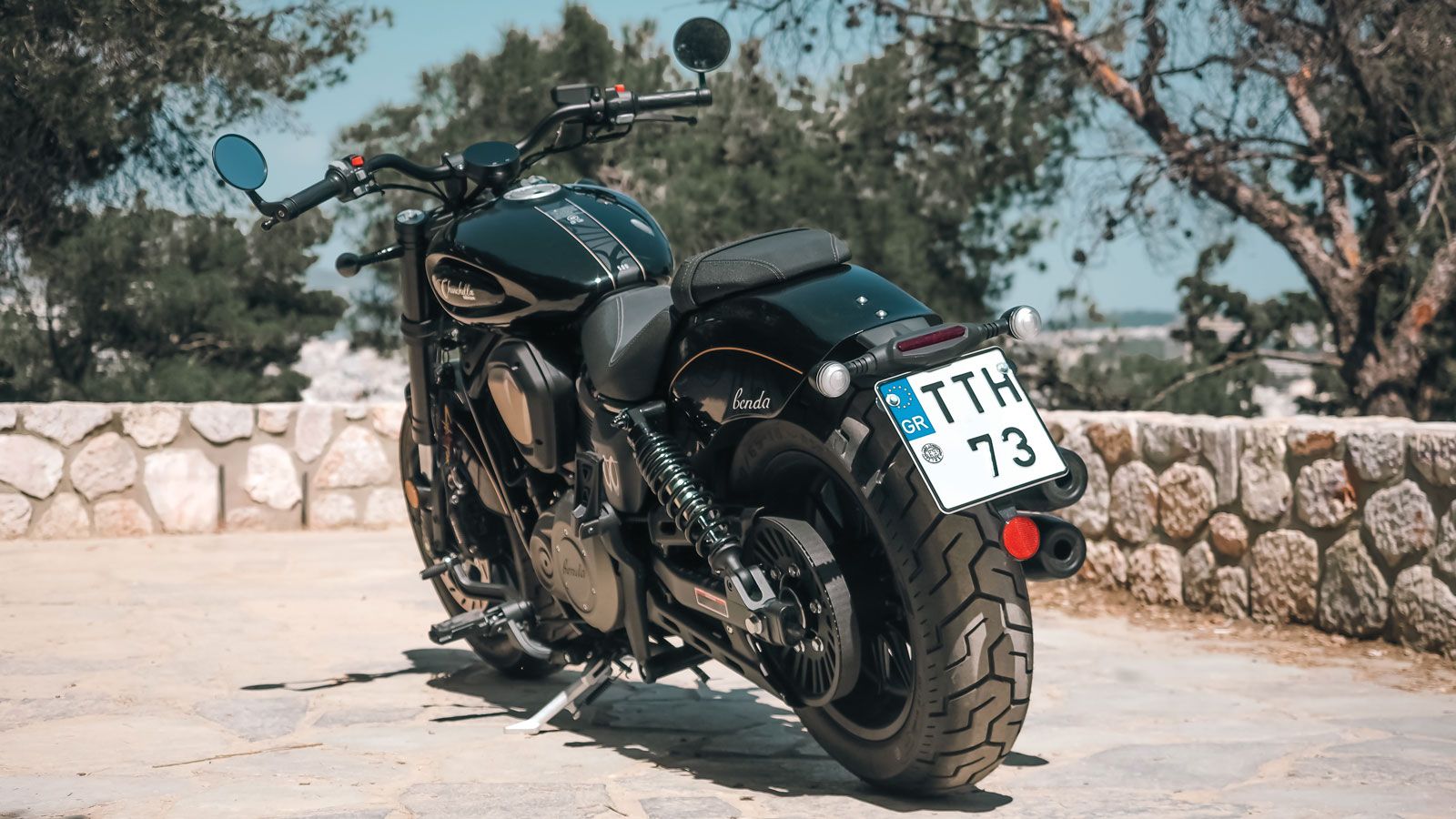 Συνολικά, η πρώτη επαφή με τη Benda αφήνει την αίσθηση μιας μοτοσυκλέτας που θέλει να τραβήξει βλέμματα αλλά και να αποδείξει ότι οι νέοι παίκτες της 