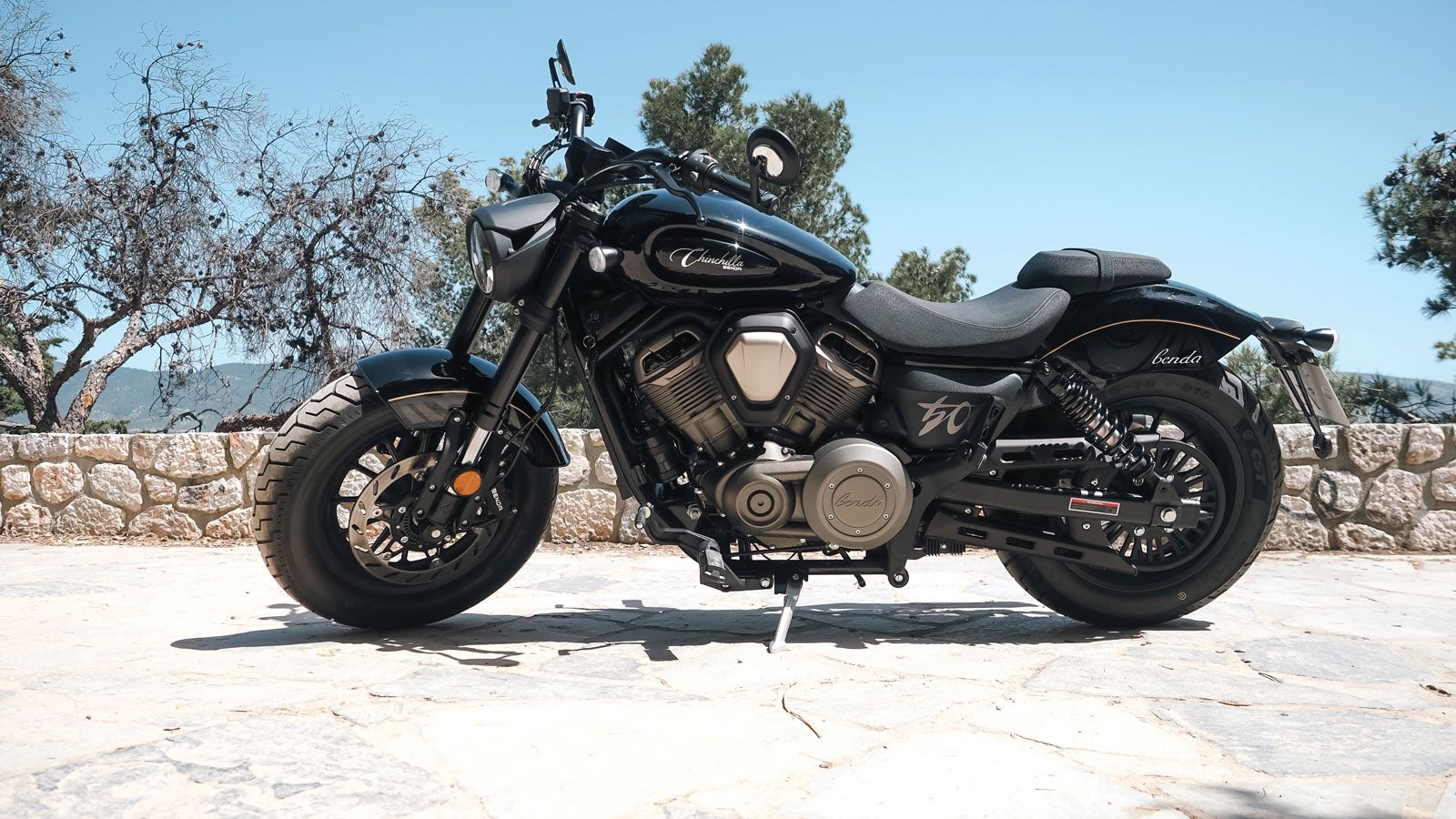 Η σχεδίαση πατάει πάνω στη λογική ενός low & long bobber/cruiser, όμως παντού υπάρχουν μοντέρνες πινελιές.