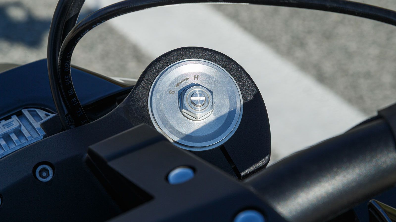 Στις αναρτήσεις συναντάμε εξαρτήματα της KYB, με ένα ανεστραμμένο πιρούνι στο εμπρός μέρος και ένα μονοαμορτισέρ πίσω.