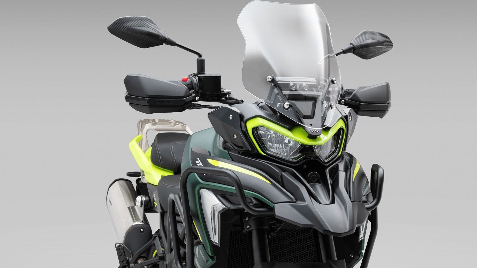 Η Benelli προσφέρει το μοντέλο σε δύο εκδόσεις με σαφή ρόλο. Το TRK 702 E5+ απευθύνεται σε όσους κινούνται κυρίως στην άσφαλτο και αναζητούν ένα all-r