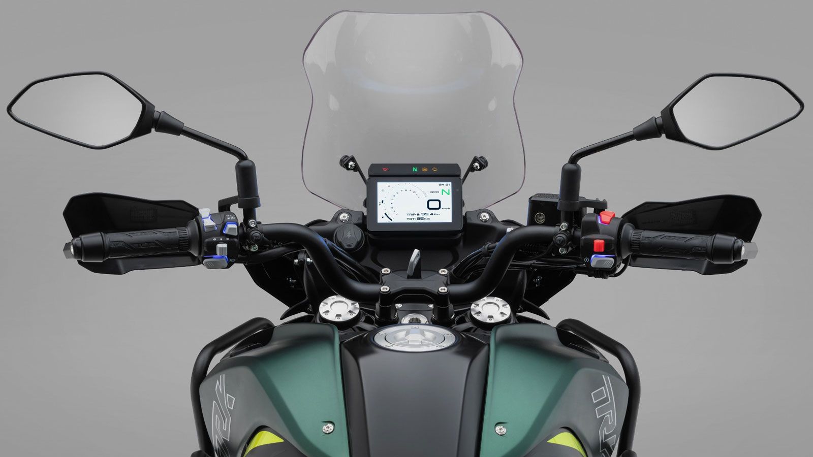 Αντίθετα, το TRK 702 X E5+ υιοθετεί πιο καθαρόαιμο adventure χαρακτήρα, με διαφορετική γεωμετρία, μεγαλύτερη απόσταση από το έδαφος και τροχούς που επ