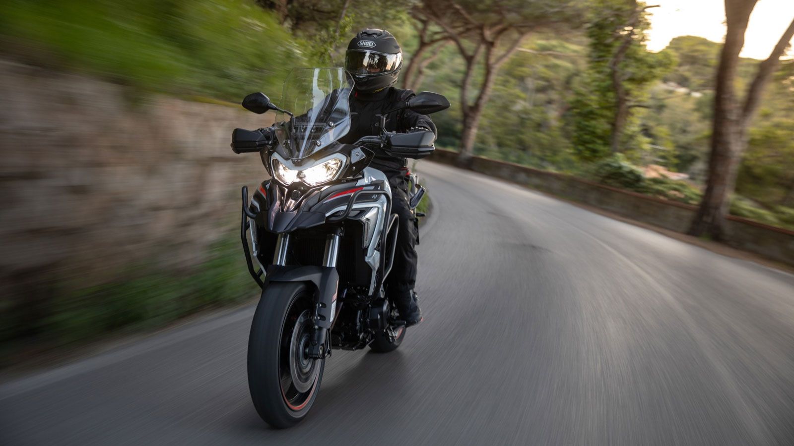 Ένα από τα ισχυρότερα χαρτιά του Benelli TRK 702 είναι ο πλούσιος στάνταρ εξοπλισμός. Και στις δύο εκδόσεις συναντάμε έγχρωμη οθόνη TFT 5 ιντσών με δυ