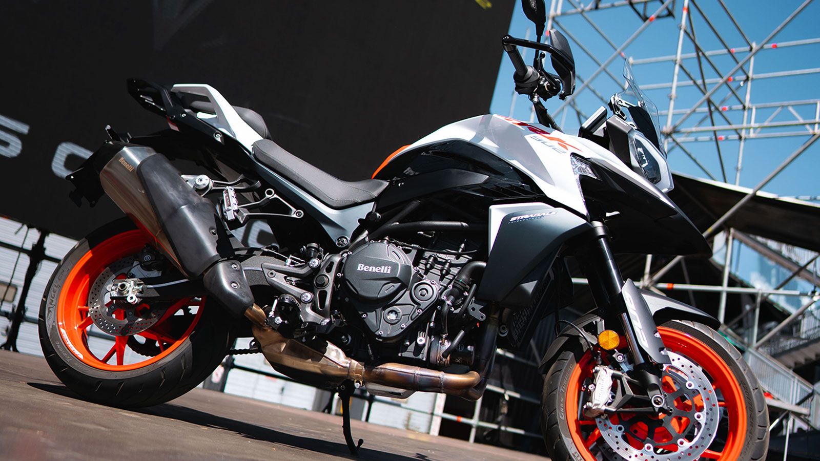 Καρδιά του νέου Benelli TRK 902 είναι ένας νέος δικύλινδρος σε σειρά κινητήρας 904 κ.εκ., υγρόψυκτος, με τέσσερις βαλβίδες ανά κύλινδρο.