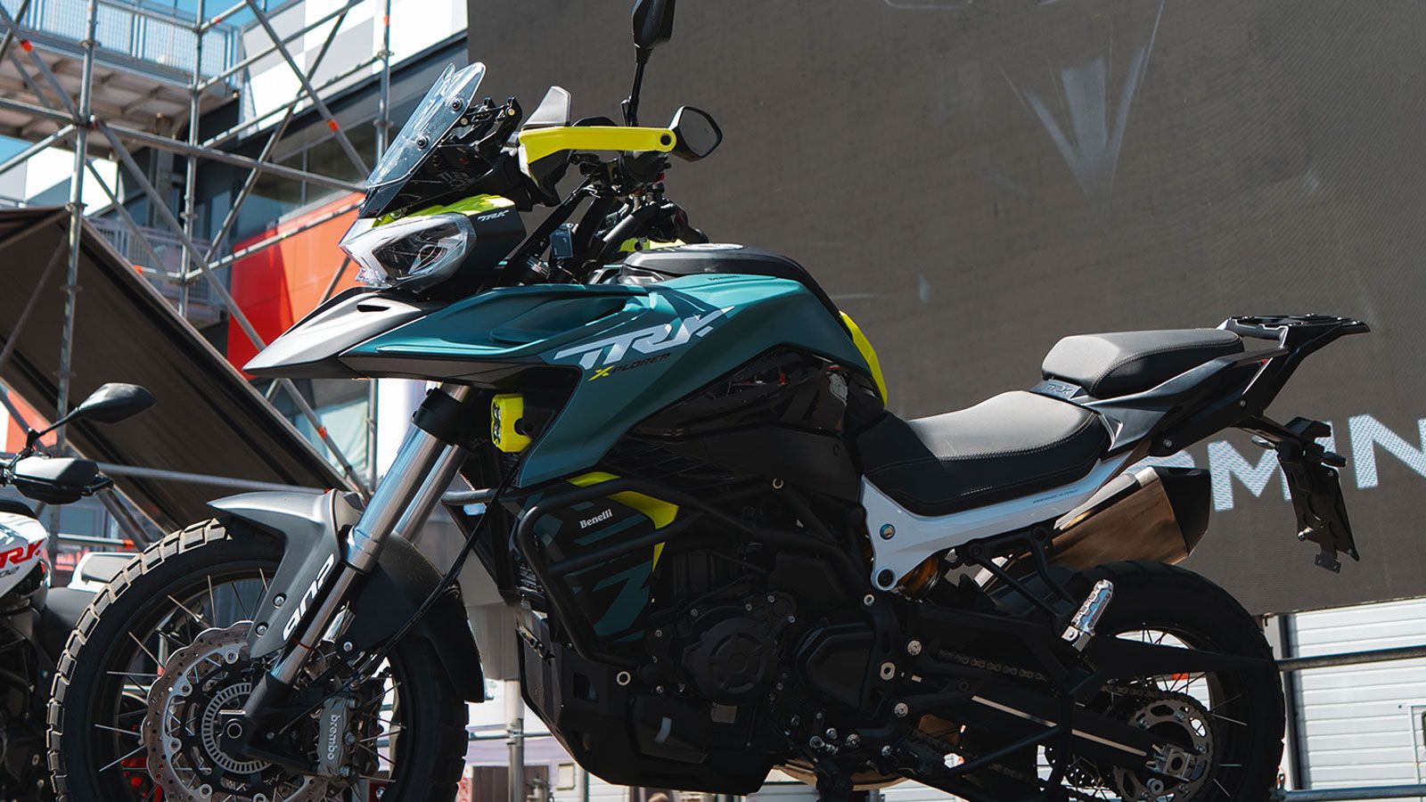 Με το νέο Benelli TRK 902, η Benelli δείχνει ξεκάθαρα ότι θέλει να ανεβάσει επίπεδο την παρουσία της στην κατηγορία των μεγάλων adventure, προσφέροντα