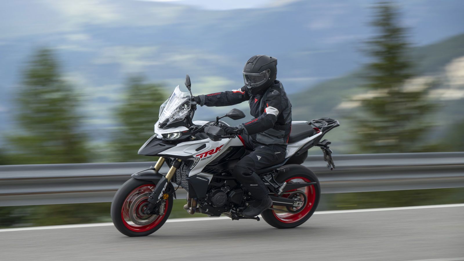 Νέος δικύλινδρος 904 κ.εκ. με 93,2 ίππους και Quickshifter