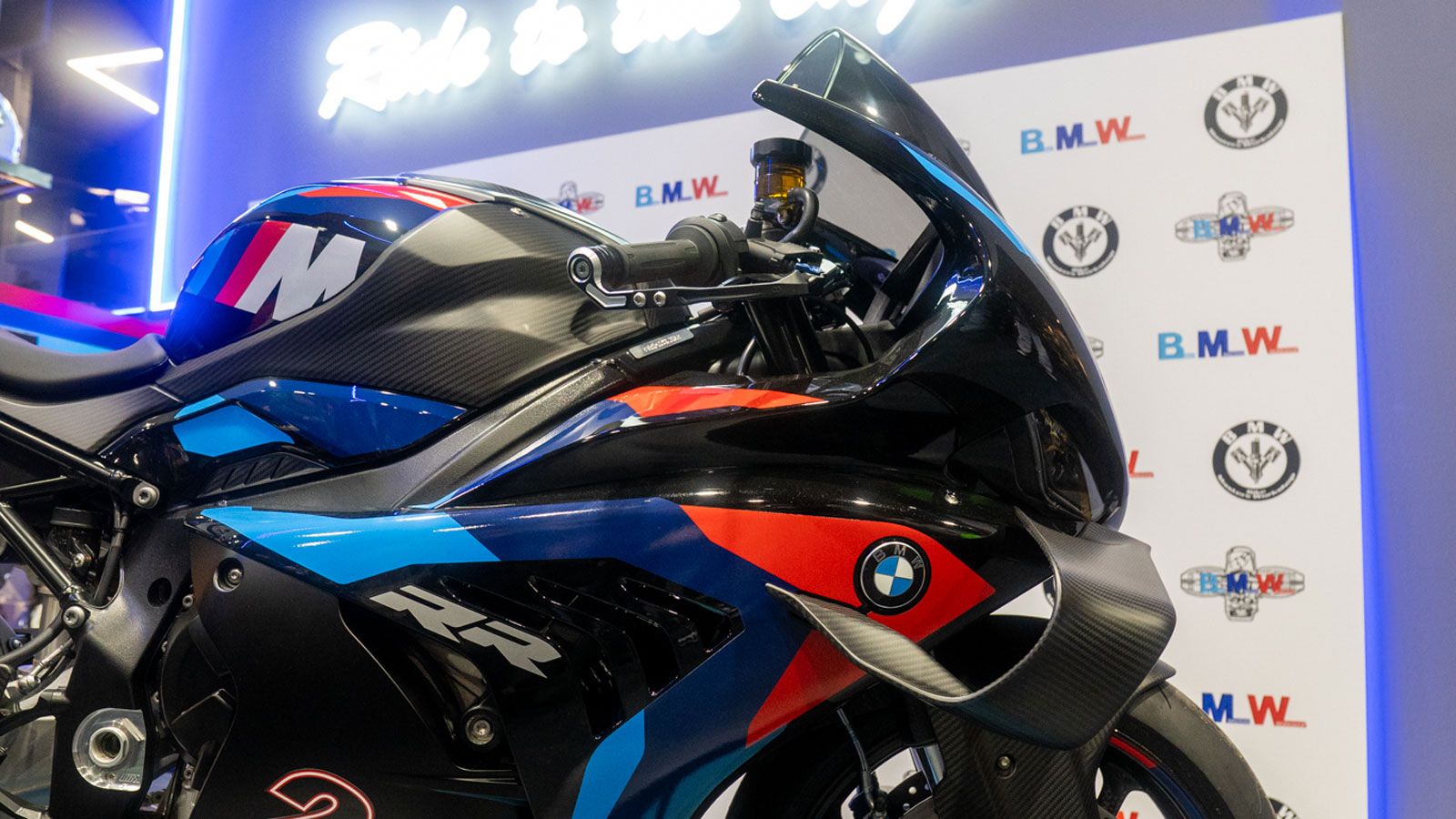 Η εφαρμογή της φιλοσοφίας πέτυχε! Σε λίγες εβδομάδες η ομάδα της Bike Masters Workshop έγινε μια παρέα με τους πελάτες και αυτό απλά μεγαλώνει και δυν