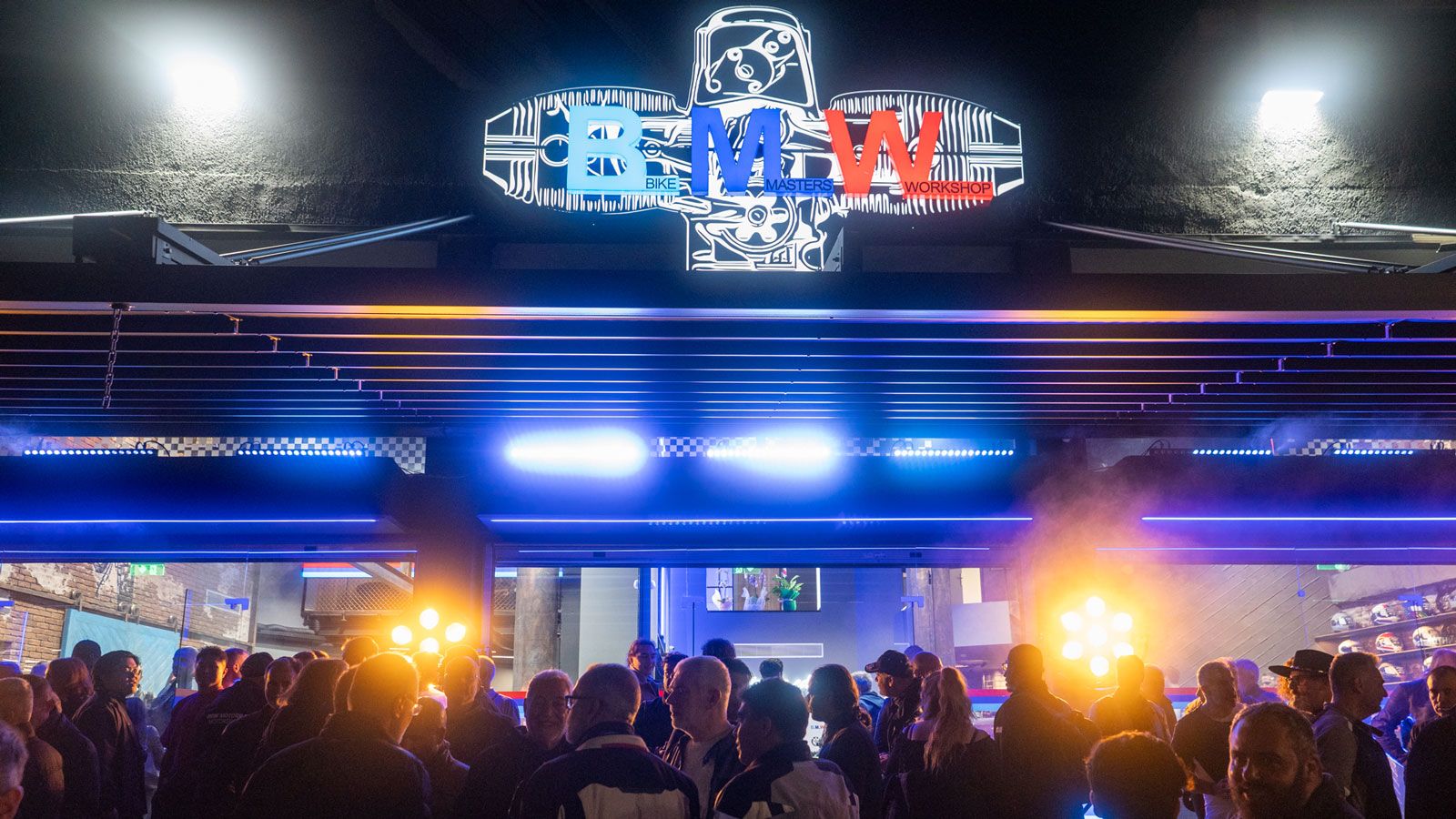 Αξίζει να σημειώσουμε ότι, το Opening Party της Bike Masters Workshop ήταν ένα μοναδικό Party!
Oι δρόμοι γύρω από τη Μονάδα ήταν γεμάτοι 1 ώρα πριν ξ