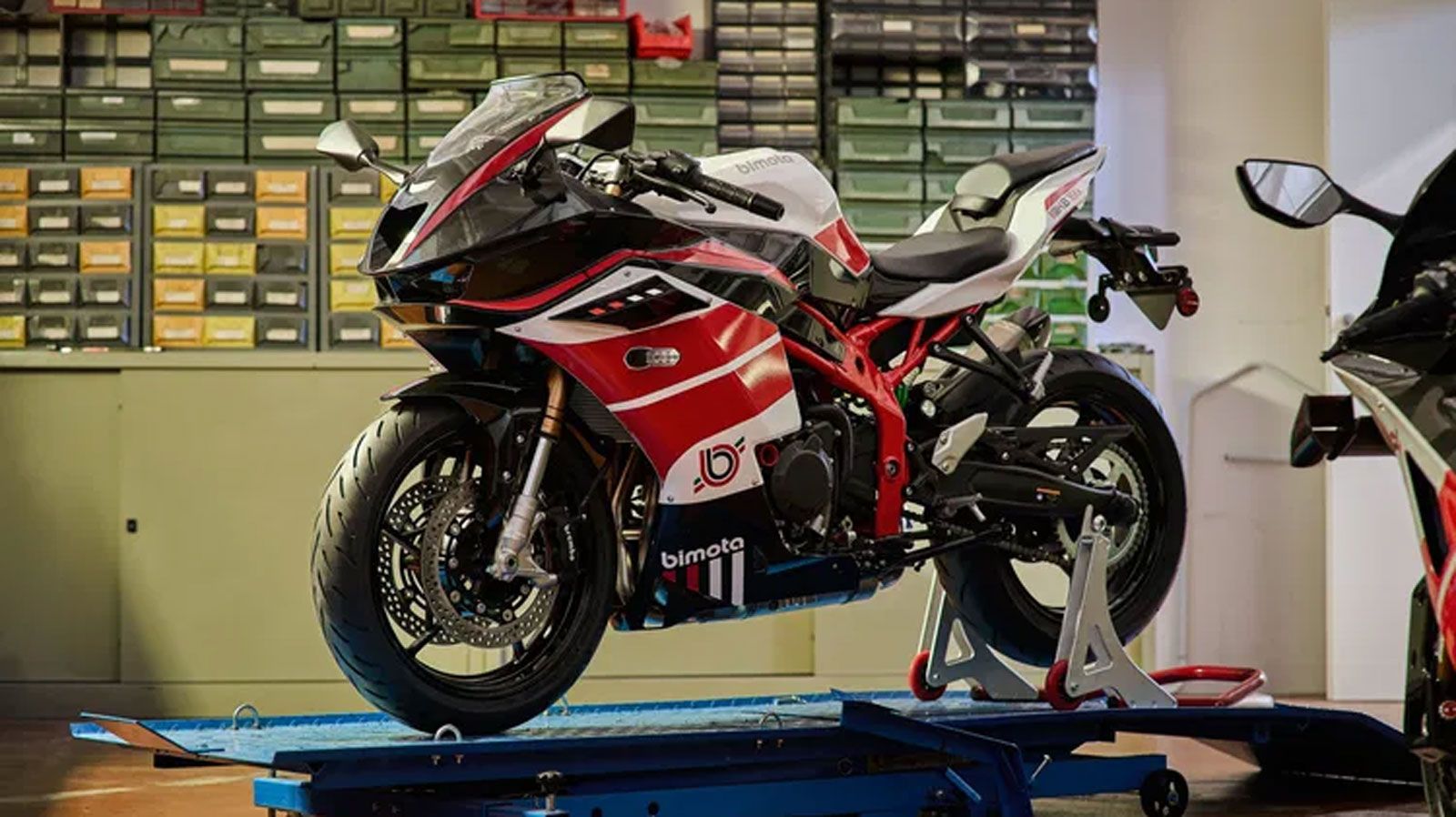 Ο κινητήρας της μοτοσυκλέτας προέρχεται απευθείας από την ZX-4RR και αποδίδει 79 ίππους, τοποθετώντας την KB399 στο επίκεντρο της κατηγορίας των μικρο