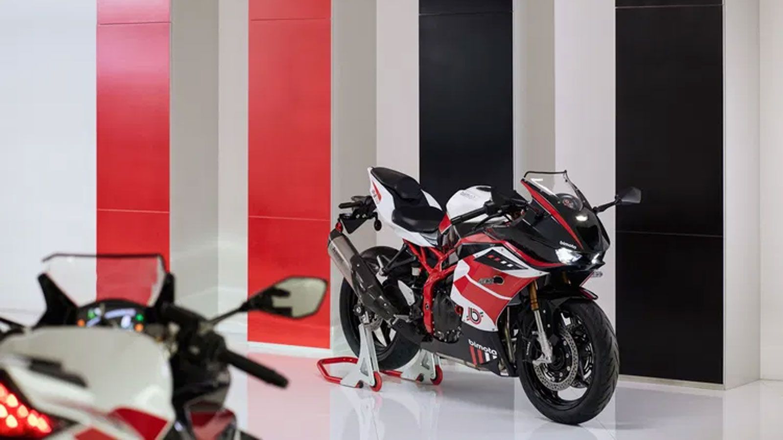 Η Bimota KB399 αποτελεί τη νέα πρόταση της ιταλικής εταιρείας στην κατηγορία των μεσαίων sport μοτοσυκλετών, συνεχίζοντας τη φιλοσοφία της σειράς «KB»