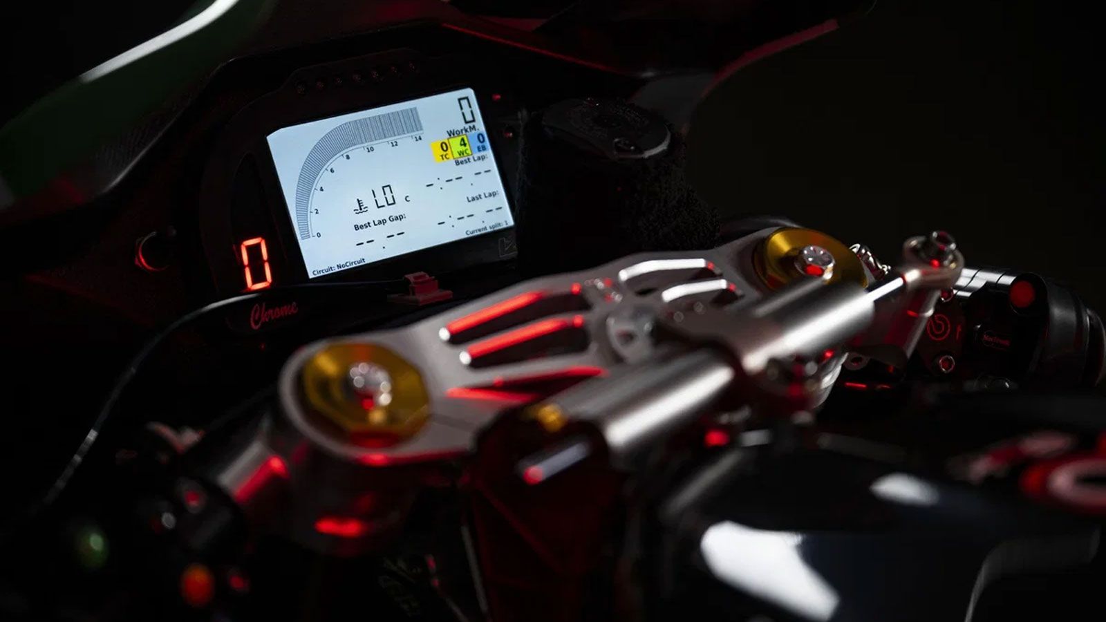 Στα ηλεκτρονικά, η μοτοσυκλέτα χρησιμοποιεί πακέτο που εξελίχθηκε από τη Mectronik, με σύστημα τηλεμετρίας 2D, χαρτογραφήσεις για πίστα και προηγμένες