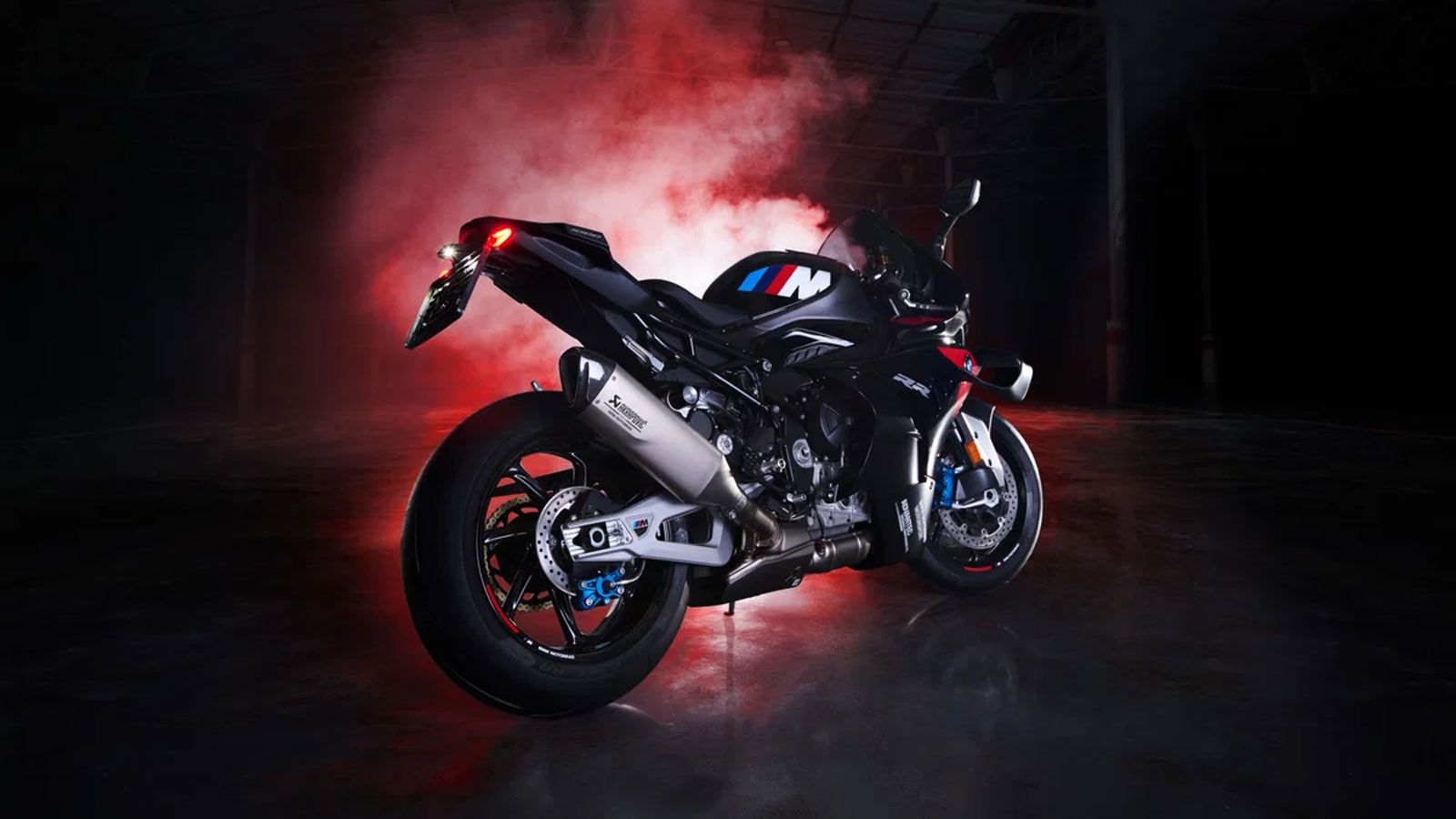 Η BMW S1000 RR M2 Edition βασίζεται στο ήδη δημοφιλές supersport μοντέλο της εταιρείας και αποκτά μια νέα εμφάνιση με έμφαση στην επιθετικότητα. Η βαφ