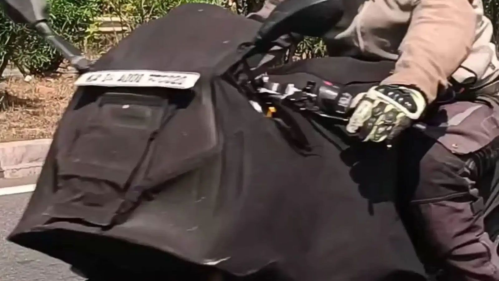 Η χαρακτηριστική σήμανση BMW στη μπροστινή δαγκάνα φρένου, ο περιστροφικός διακόπτης μενού στο αριστερό γκριπ και τα πίσω φώτα ενσωματωμένα στα φλας π