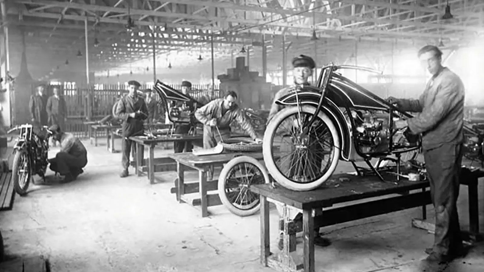 Ιστορική γραμμή παραγωγής μοτοσυκλετών BMW τη δεκαετία του 1920, όπου τεχνικοί συναρμολογούν χειροποίητα τα πρώτα μοντέλα της εταιρείας σε βιομηχανικό