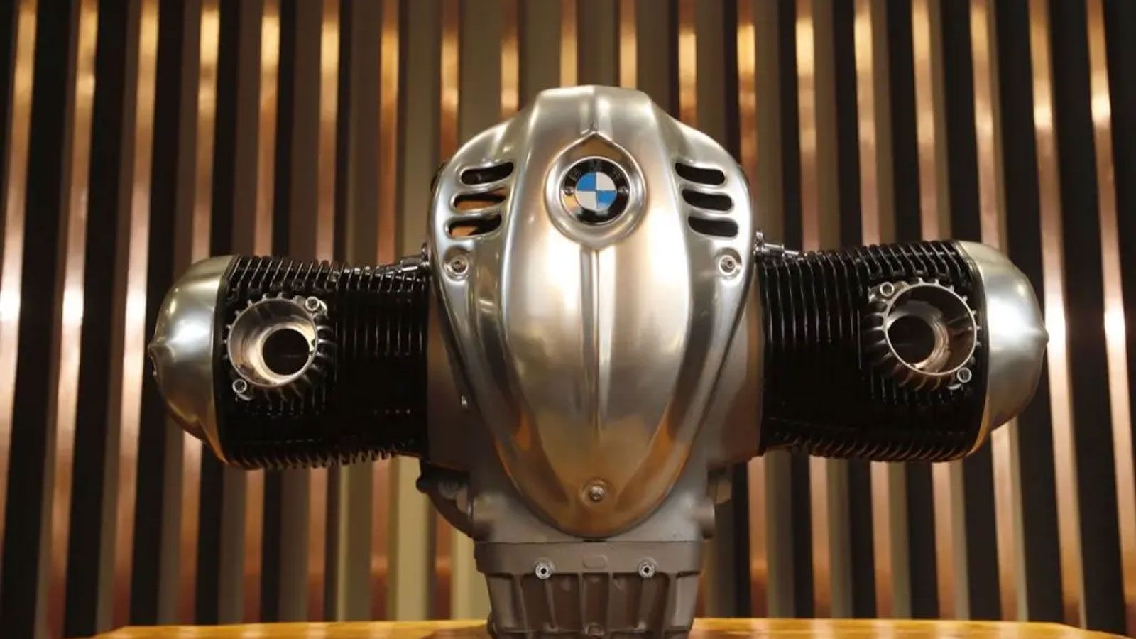 Ο χαρακτηριστικός κινητήρας boxer της BMW σε συμμετρική διάταξη, με τους αντικριστούς κυλίνδρους να προεξέχουν εκατέρωθεν, αποκαλύπτοντας τη μοναδική 