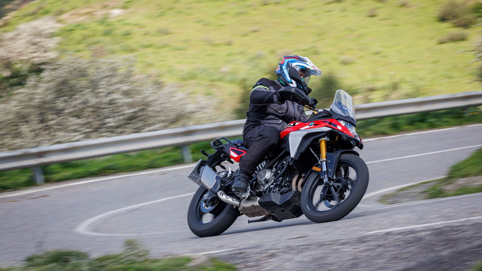 Η θέση οδήγησης είναι άνετη με τα χέρια να αγκαλιάζουν με ευκολία το τιμόνι και τα πόδια να αναπαύονται σε ξεκούραστες γωνίες. 