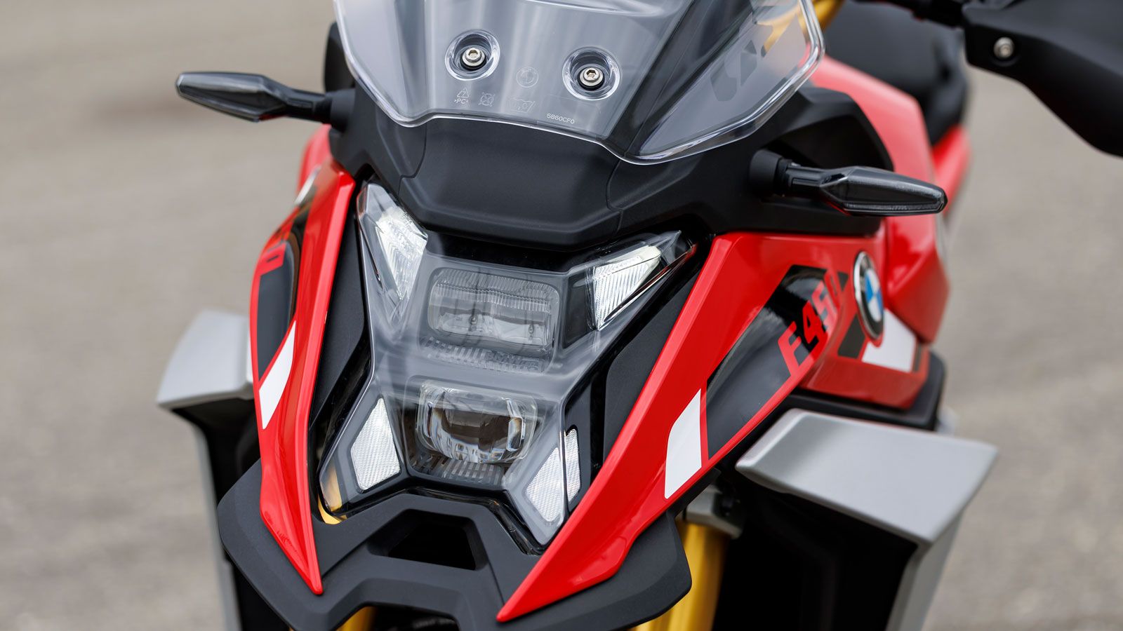 Πίσω από τις «συγκρατημένες» διαστάσεις της compact σιλουέτας, υπογραμμίζεται η βασική επιδίωξη των Γερμανών για μια ελαφριά και ευέλικτη μοτοσυκλέτα 