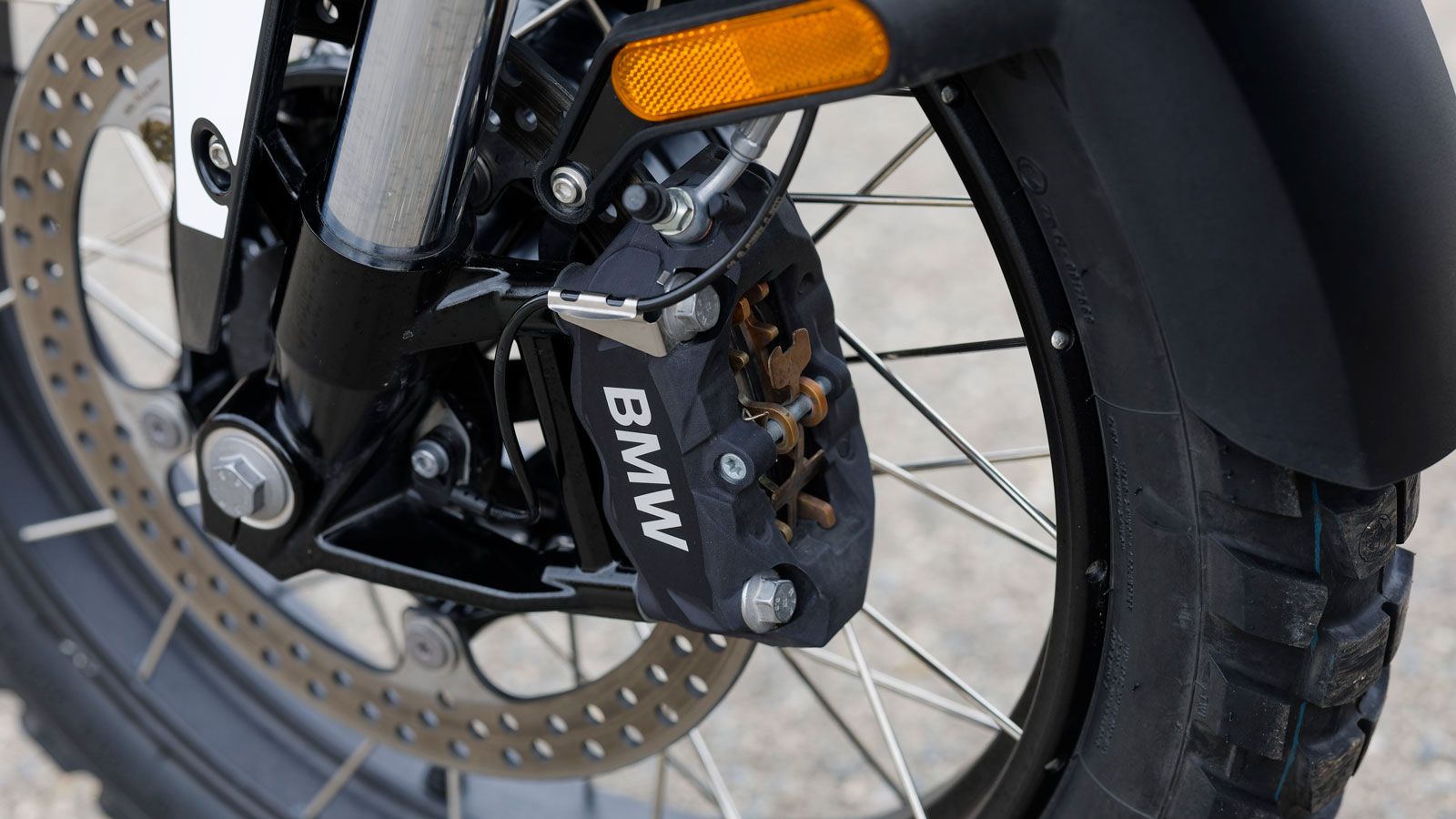 Στα φρένα αναλαμβάνει η Brembo με τετραπίστονη σταθερή δαγκάνα και μονό δίσκο 310χιλ μπροστά. Στον πίσω τροχό μια διπίστονη δαγκάνα επενεργεί σε ένα δ