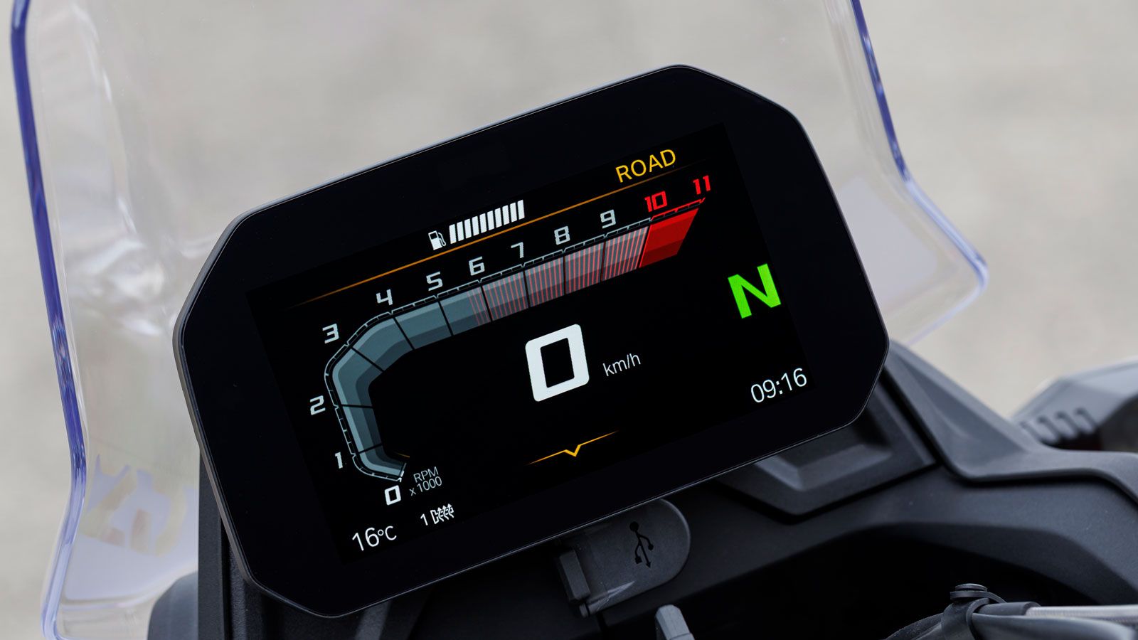 Και επειδή είναι GS, δανείζεται τη μεγάλη TFT οθόνη 6,5 ιντσών που βλέπουμε στα μεγαλύτερα και ακριβότερα μοντέλα της εταιρείας.