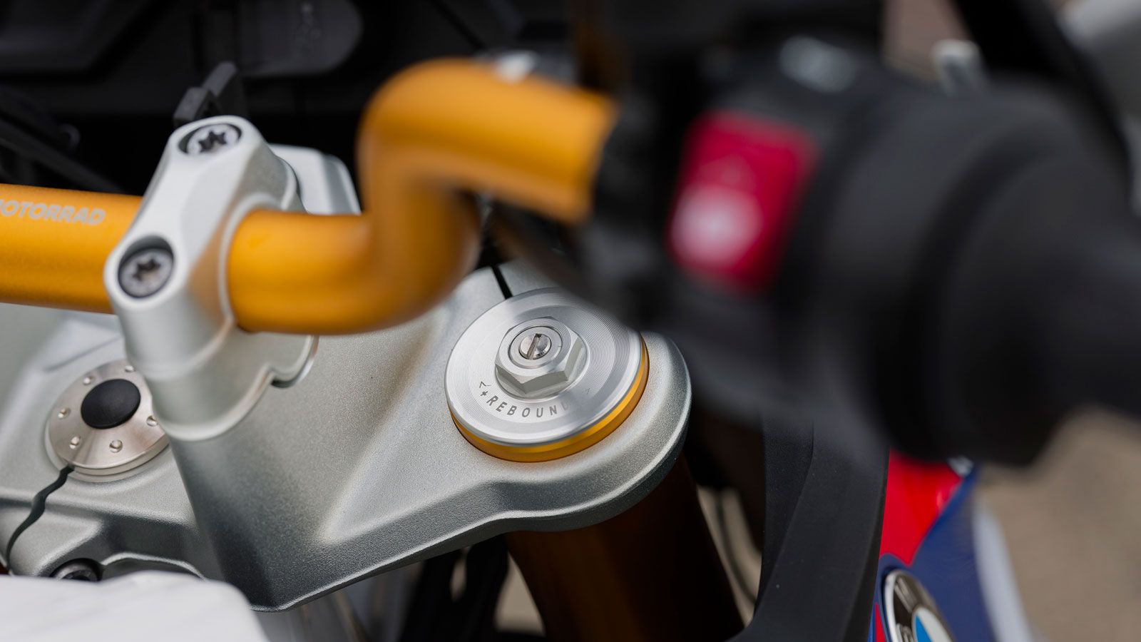 Οι αναρτήσεις φέρουν την υπογραφή της KYB και συγκεκριμένα ανεστραμμένο πιρούνι 43χιλ. με δυνατότητα ρύθμισης συμπίεσης και απόσβεσης επαναφοράς στα S