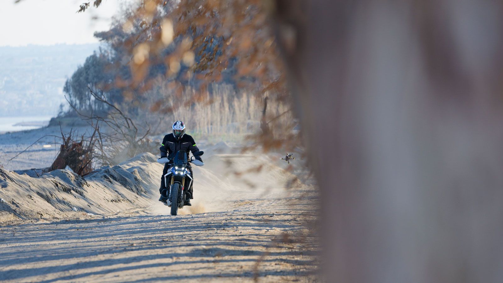 Σύμφωνα με τους μηχανικούς της BMW, μια διαφορετική διάταξη θα απαιτούσε σημαντικές αλλαγές στη γεωμετρία και το πλαίσιο, αλλοιώνοντας τους βασικότερο