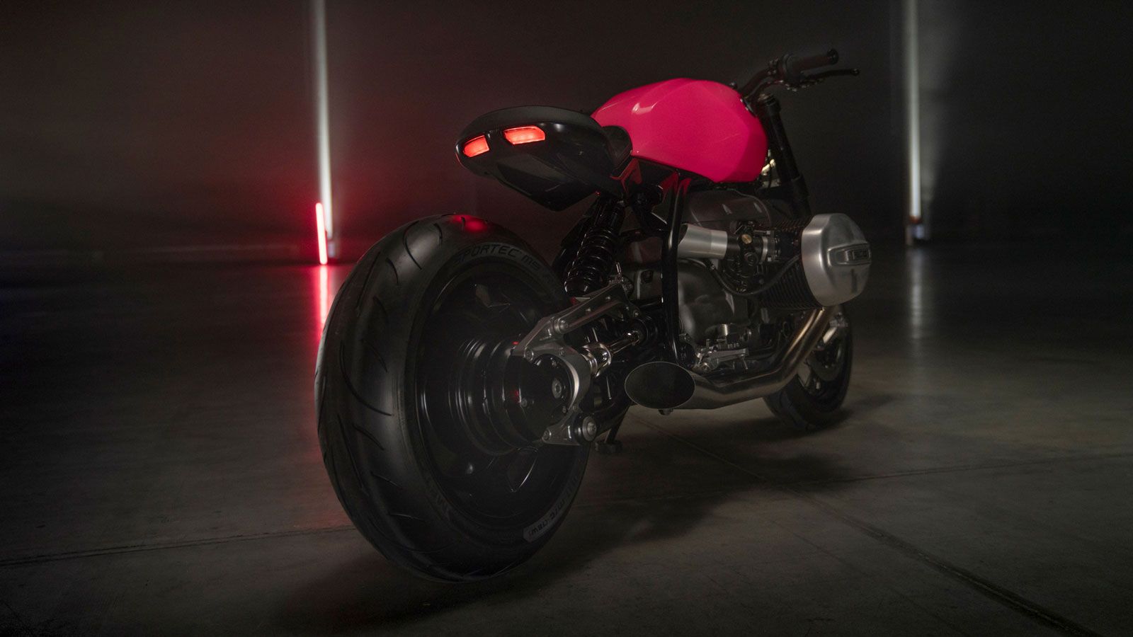 Αν και το Concept R20 παρουσιάστηκε ως αυστηρά μονοθέσιο, οι δοκιμές δείχνουν ότι η BMW εξετάζει περισσότερες από μία διαμορφώσεις. 