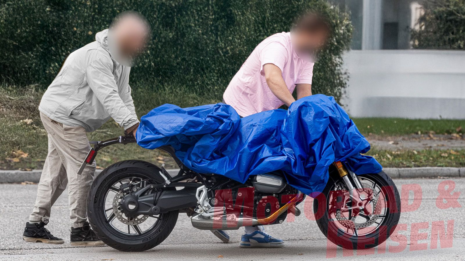  BMW Motorrad είχε παρουσιάσει τότε μια μελέτη που απομακρυνόταν συνειδητά από τη λογική των cruiser R18, προτείνοντας μια πιο «ευρωπαϊκή» ανάγνωση το