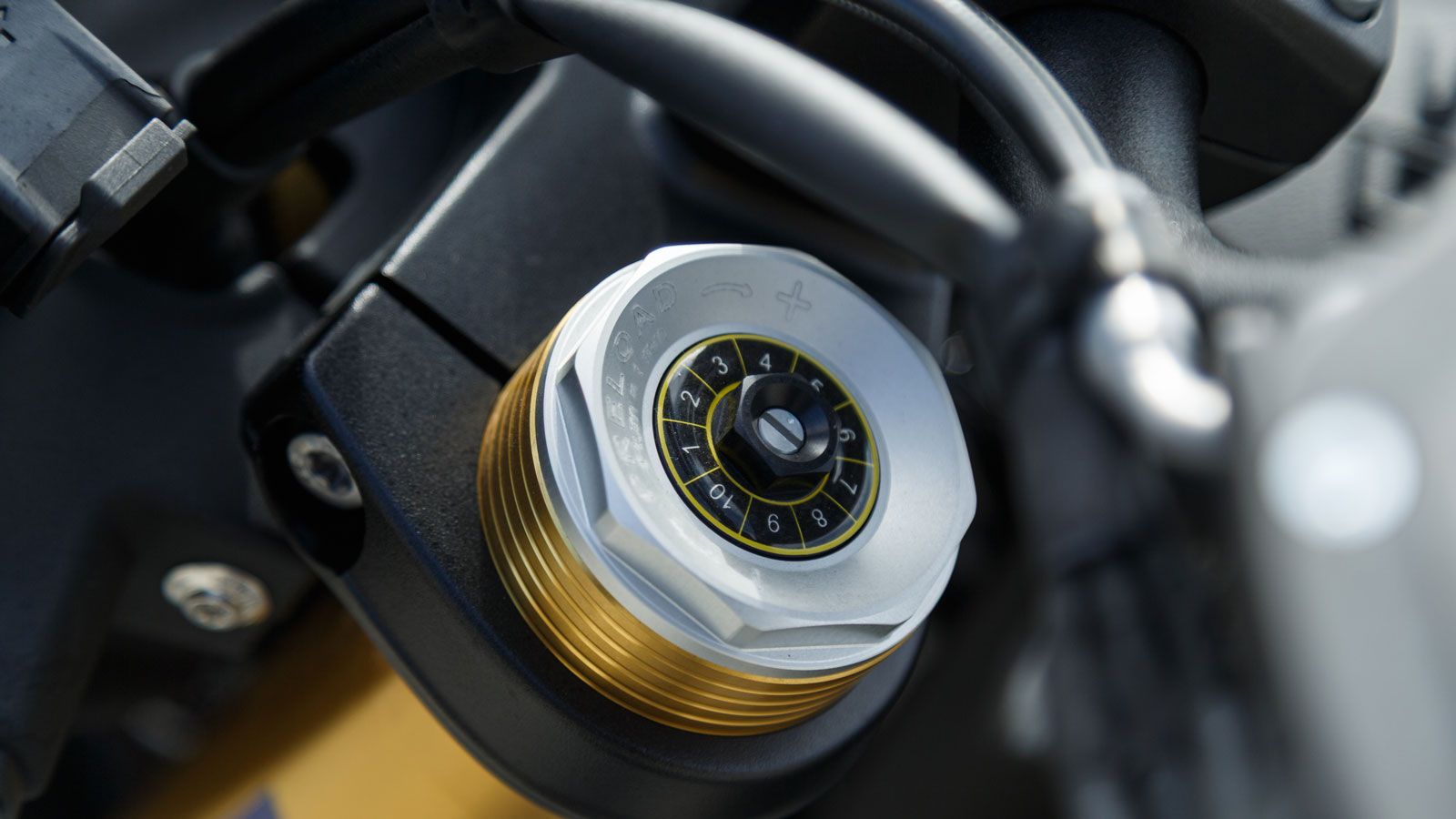 Στις αναρτήσεις, η Marzocchi προσφέρει τις υπηρεσίες με πλήρως ρυθμιζόμενο ανεστραμμένο πιρούνι 45χιλ. με διαδρομή 210mm και επίσης ρυθμιζόμενο αμορτι