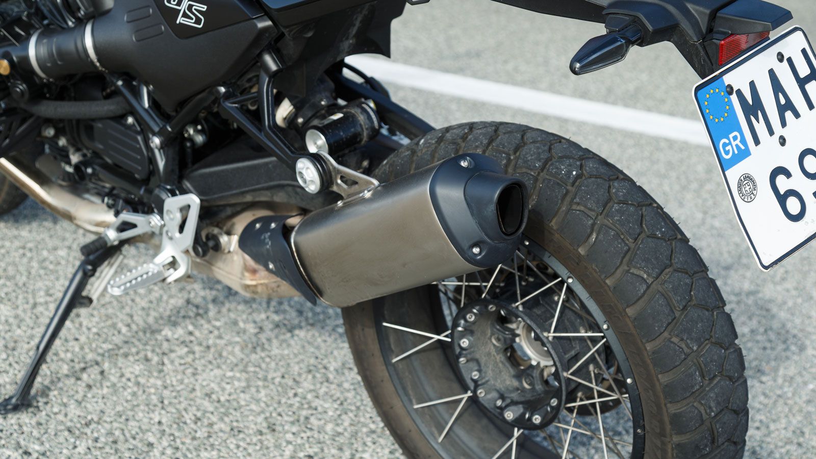 Το άκαμπτο ατσάλινο σωληνωτό πλαίσιο με το αφαιρούμενο ατσάλινο υποπλαίσιο συνεργάζεται με μονόμπρατσο ψαλίδι αλουμινίου και σύστημα Paralever.