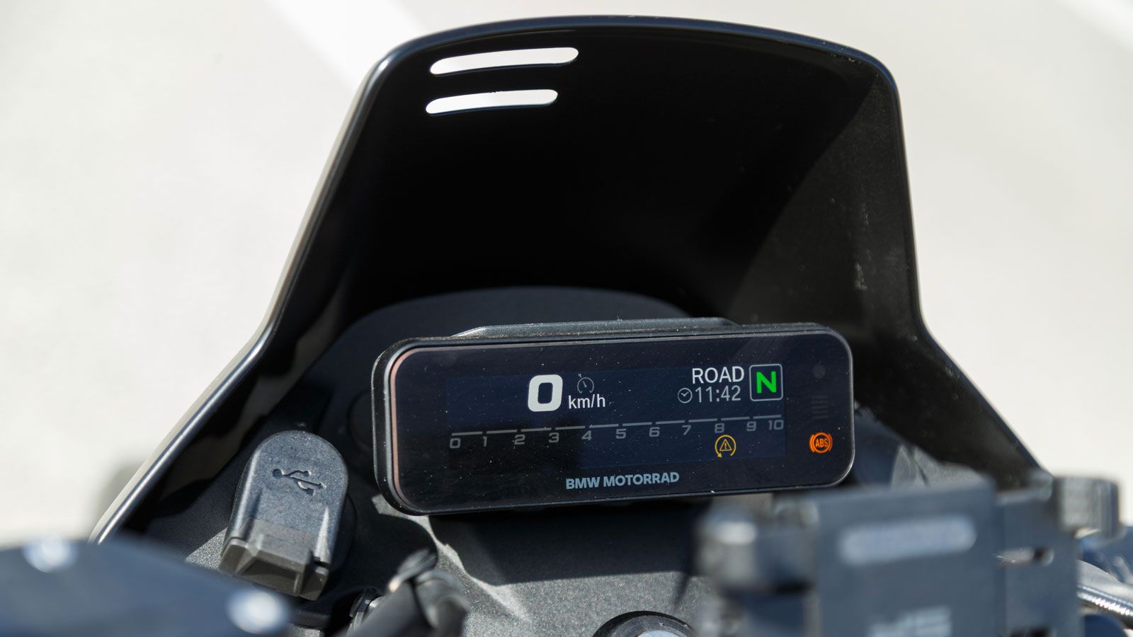 Ο αναβάτης λαμβάνει τις διαθέσιμες πληροφορίες μέσω ενός παραδοσιακού στρογγυλού αναλογικού ταχύμετρου με μια μικρή ενσωματωμένη οθόνη στο κέντρο. 