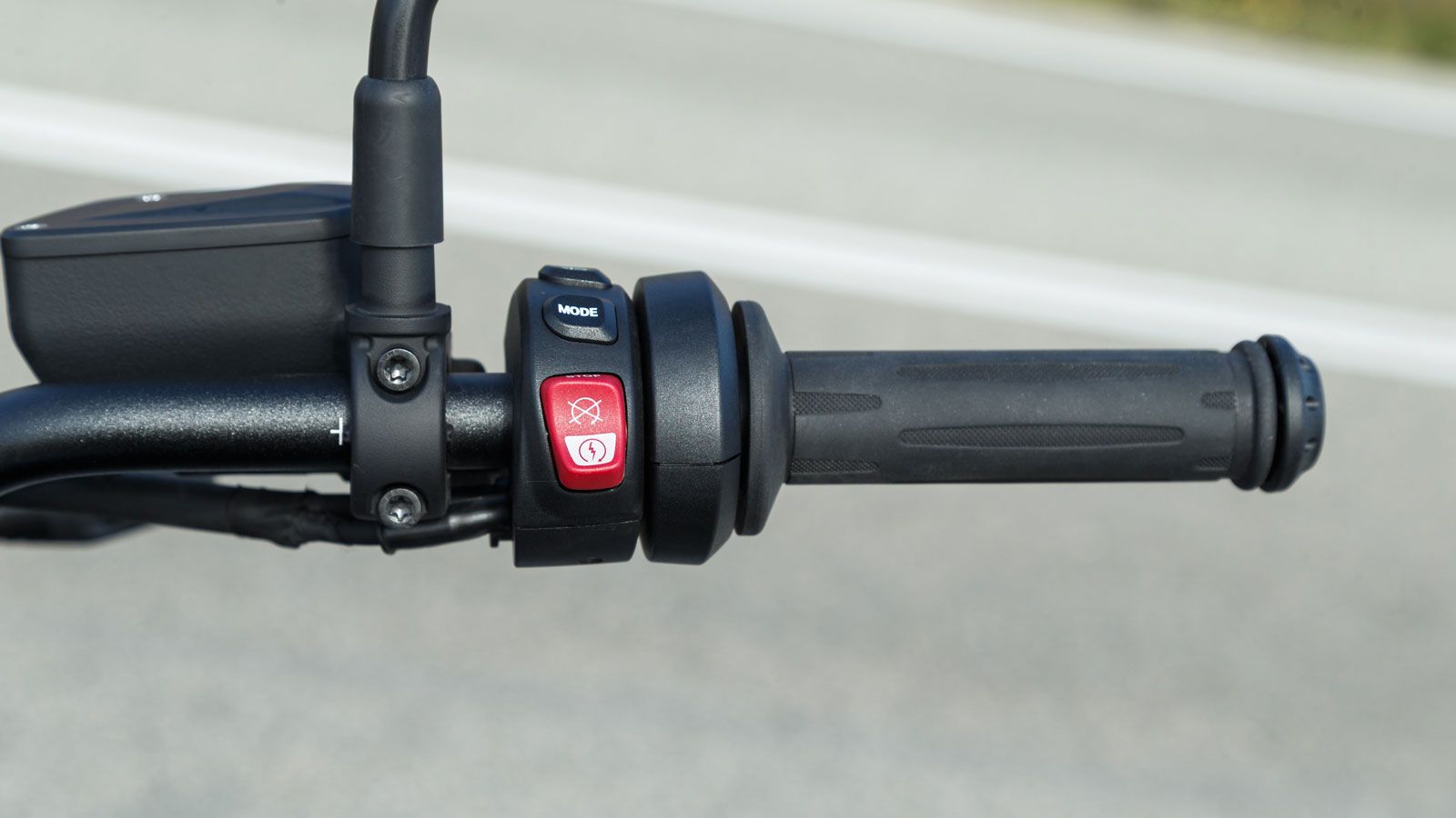 Και στις δύο περιπτώσεις οι γνώριμοι BMW διακόπτες με το περιστροφικό δαχτυλίδι και το πλήκτρο OK-BACK δίνουν πρόσβαση στα υπομενού ρυθμίσεων, το οποί