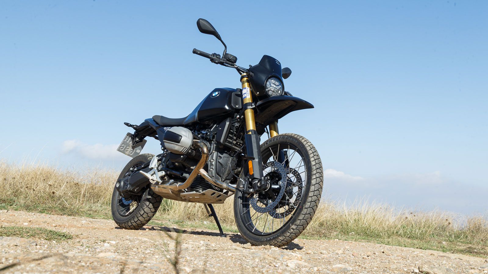 Ελεύθερο πνεύμα χωρίς πολύπλοκα σχήματα και με οσμή από Dakar, το R 12 G/S έρχεται με καθαρόαιμη ρετρό-enduro αισθητική που θέλγει. 