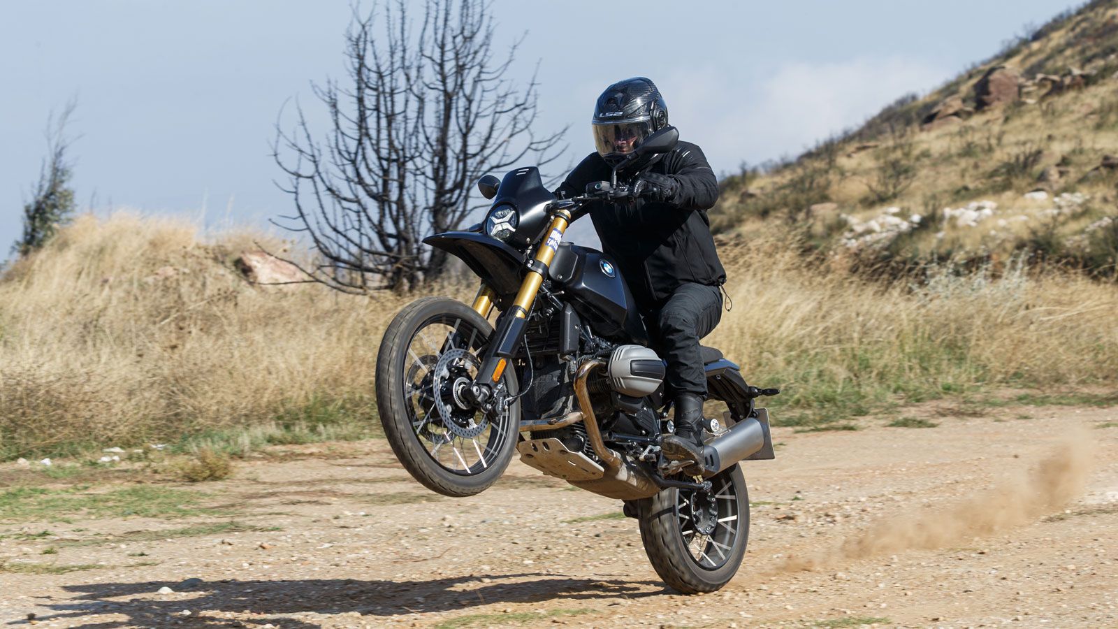  Αποφεύγοντας ακραία off-road σενάρια, το R12 G/S θα σε βγάλει ασπροπρόσωπο σε κάθε χωμάτινη διαδρομή με τις μεγάλες διαδρομές ελατηρίων 210mm/200mm κ