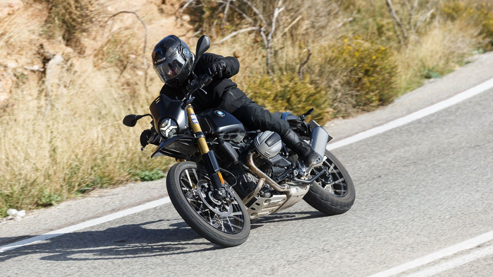 Με βαριά κληρονομιά στις πλάτες του και ισχυρό χωμάτινο DNA στις φλέβες του, το R 12 εντάσσεται  στη φαμίλια των G/S αποδεικνύοντας πως μόνο όταν λειτ