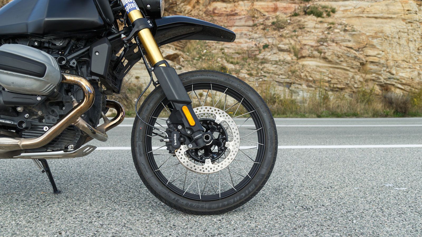 Τα φρένα αποτελούνται από διπίστονες αξονικά τοποθετημένες πλευστές δαγκάνες της Brembo με δίσκους 310χιλ. μπροστά και πλευστή δαγκάνα 2 εμβόλων με δί