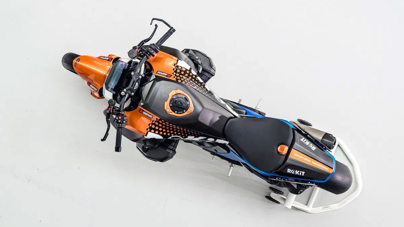 Στον εξοπλισμό συναντάμε ακόμη την carbon μπροστινή ζάντα της BMW M1000 RR, καθώς και μια σειρά από εξαρτήματα ανθρακονημάτων από το πρόγραμμα BMW Mot